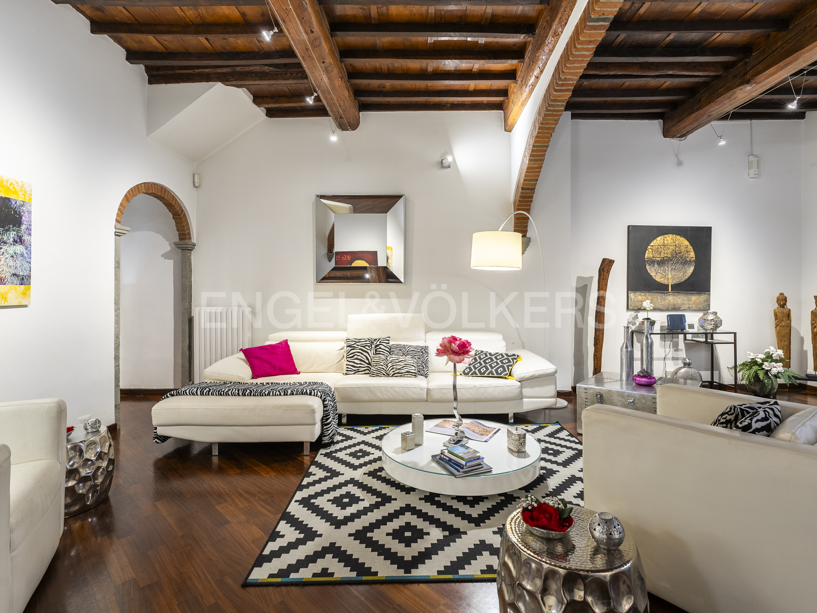 Elegant Two-Bedroom Apartment in Florence’s Historic Center