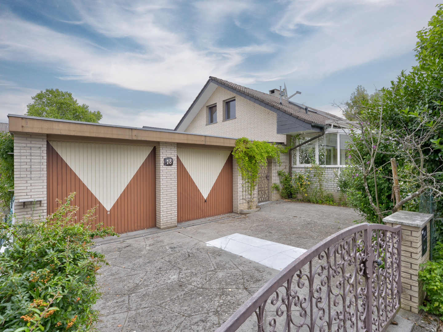 Großzügiges Klinkerhaus mit Hallenbad und Sauna