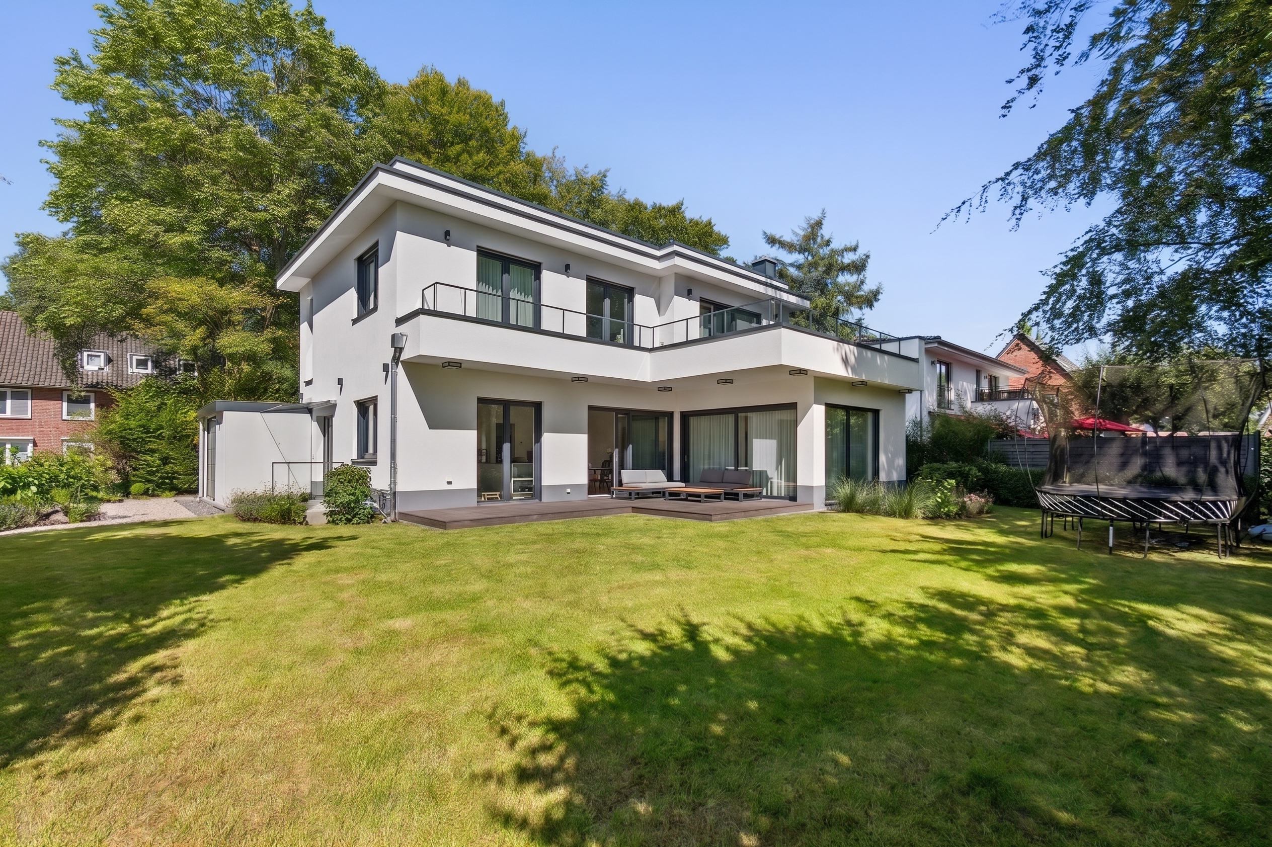 Design-Villa mit Dachterrasse und Südwest-Garten