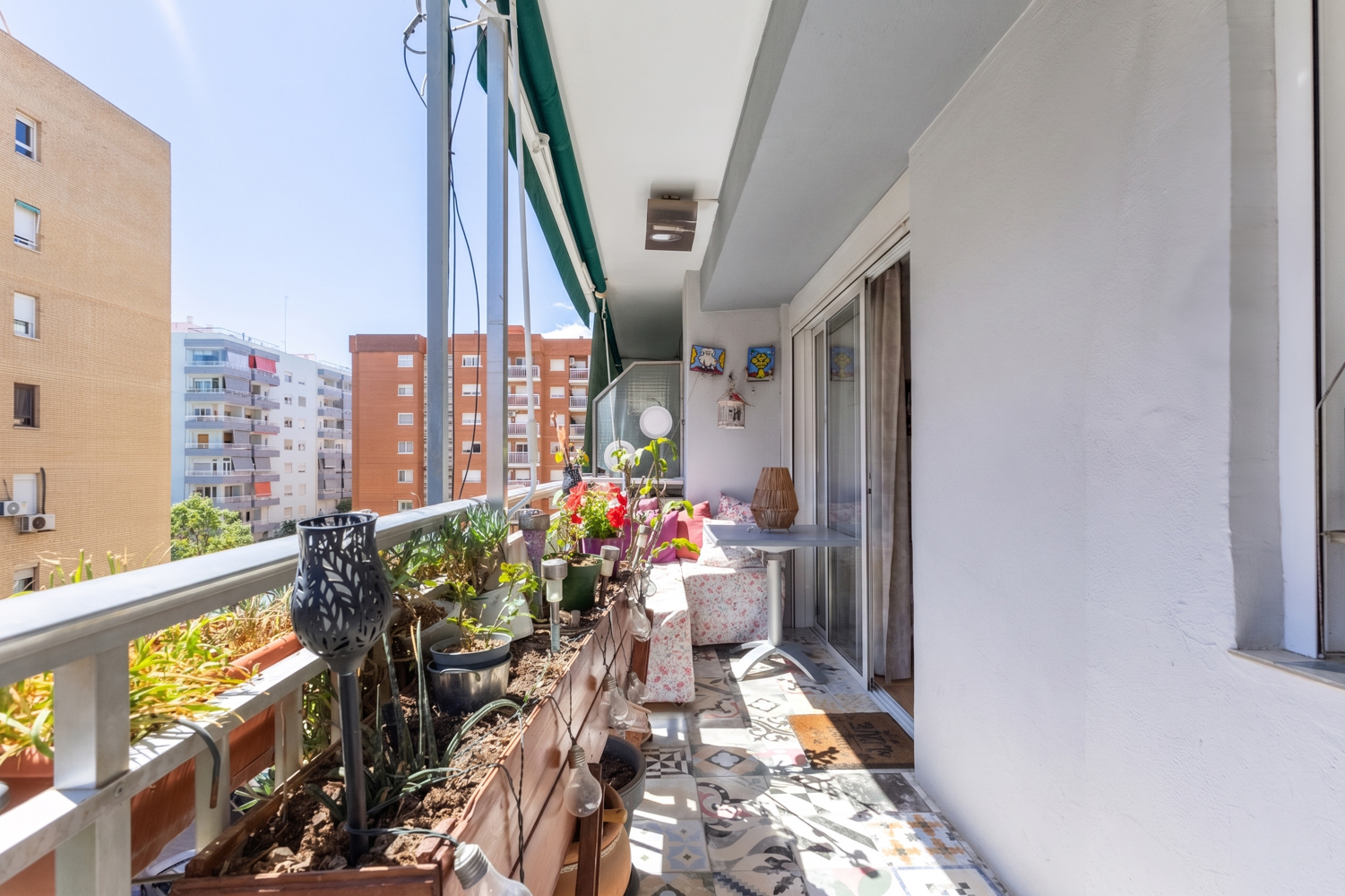 Vivienda luminosa con gran balcón junto a la playa en La Malvarrosa