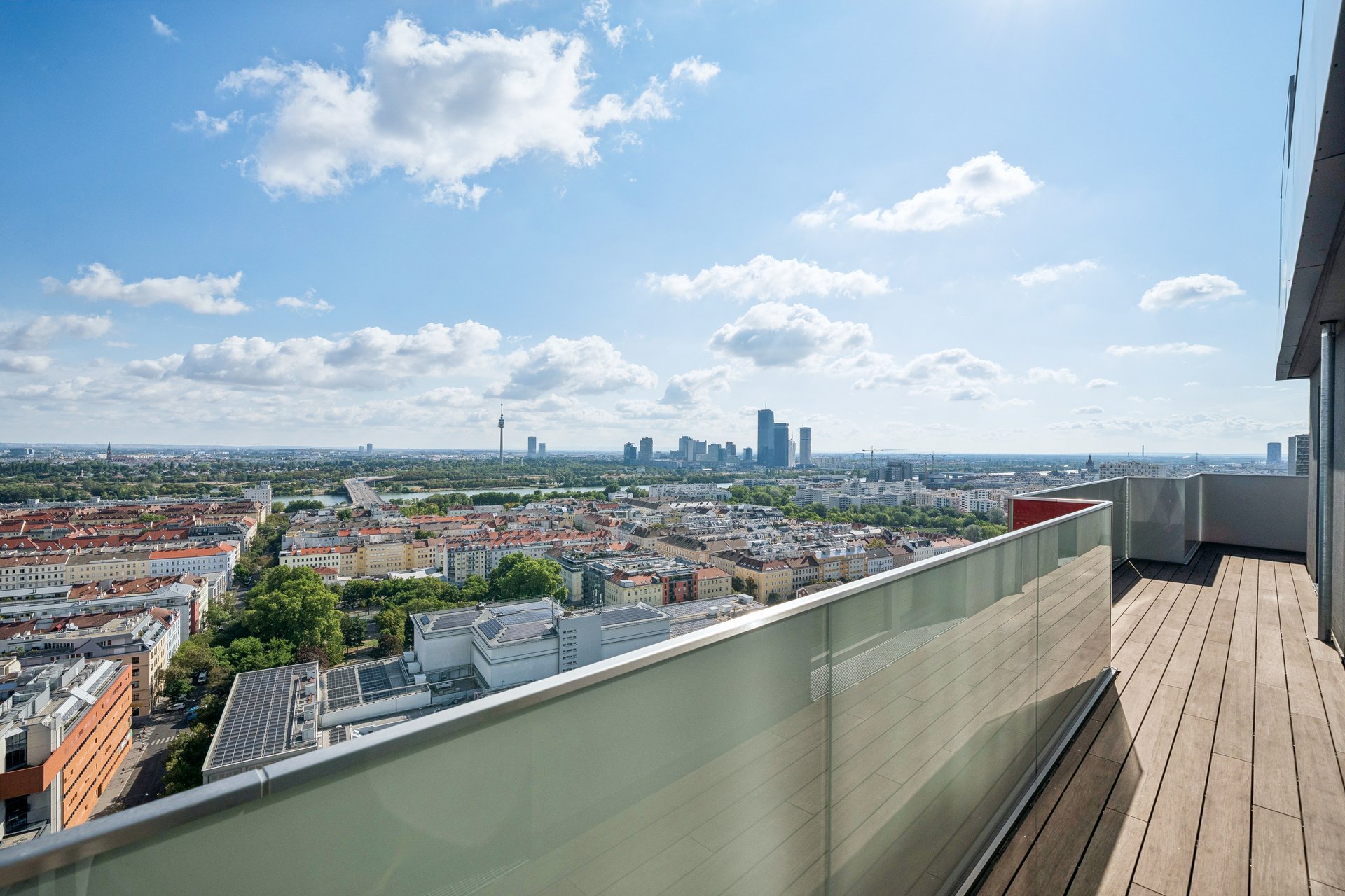 Above Vienna’s rooftops: 3-room new build with gym, cinema room & more.