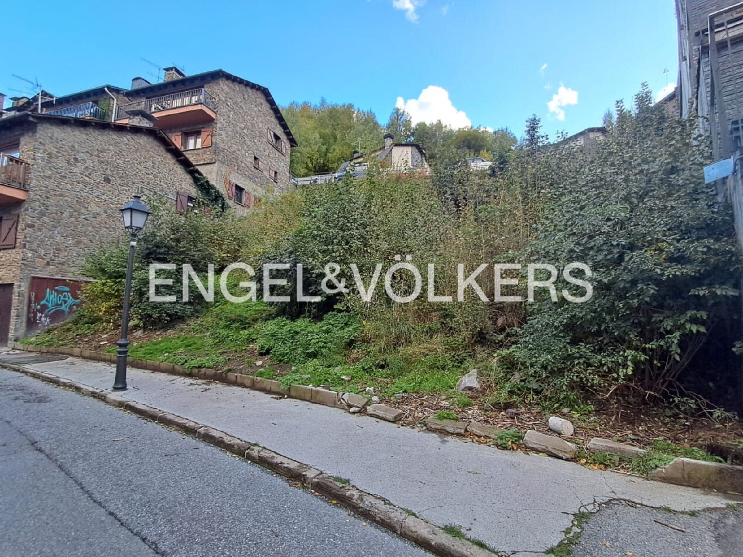 Wonderful plot just a few minutes from the cable car