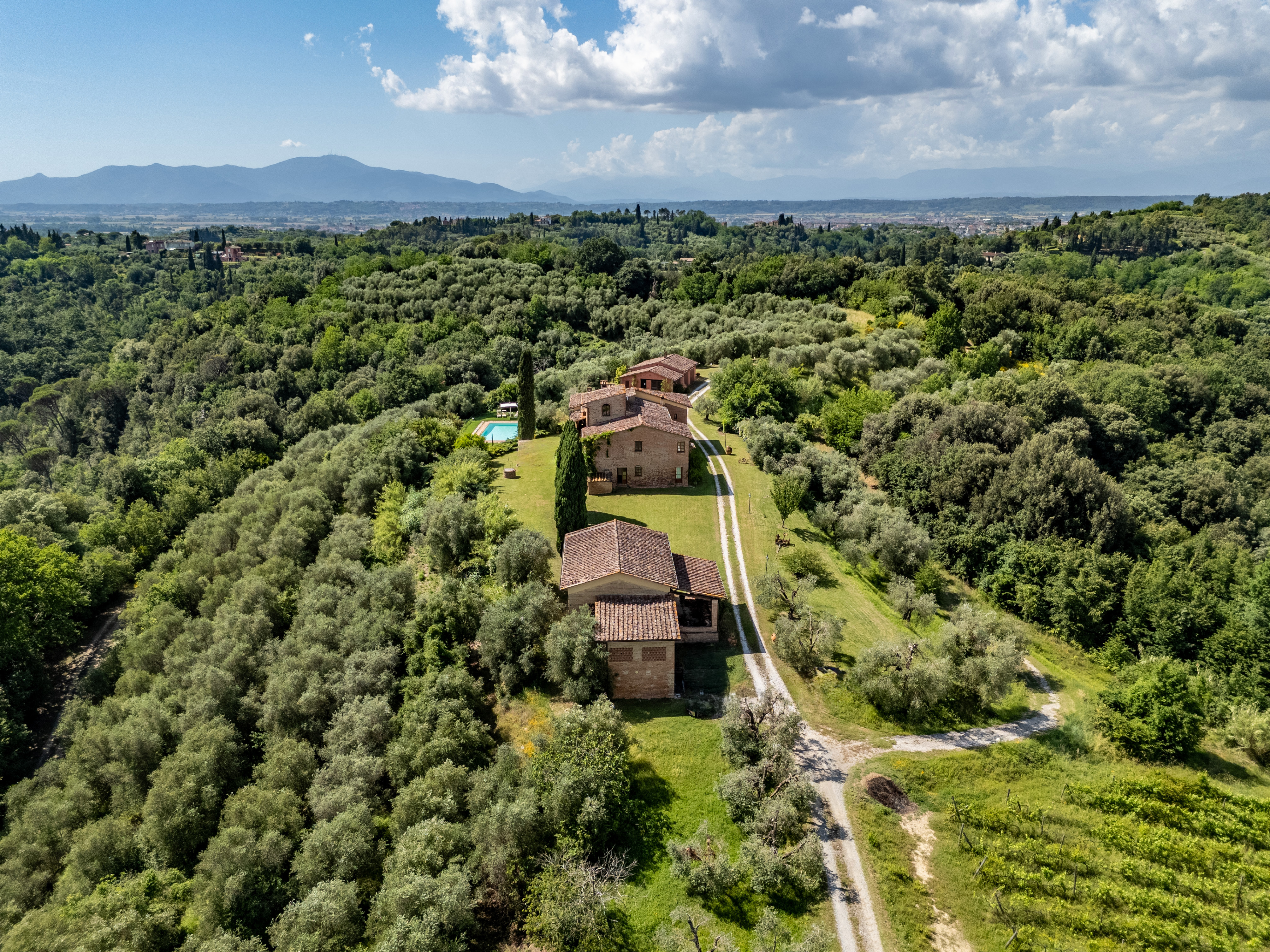 Prestigeträchtiges historisches Anwesen mit Agriturismo im Herzen der Pisaner Hügel