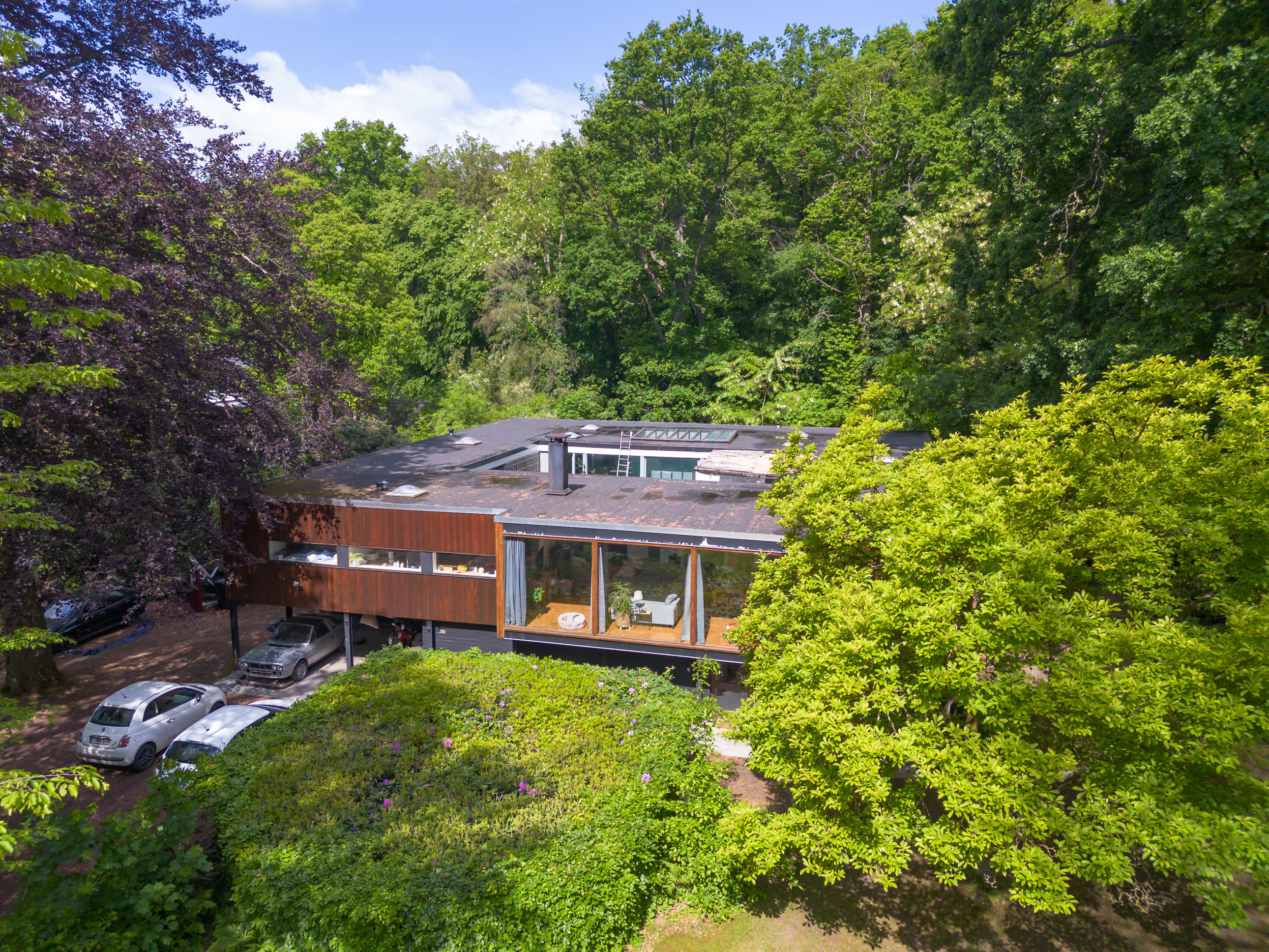 Postmodern villa in Corbusier style