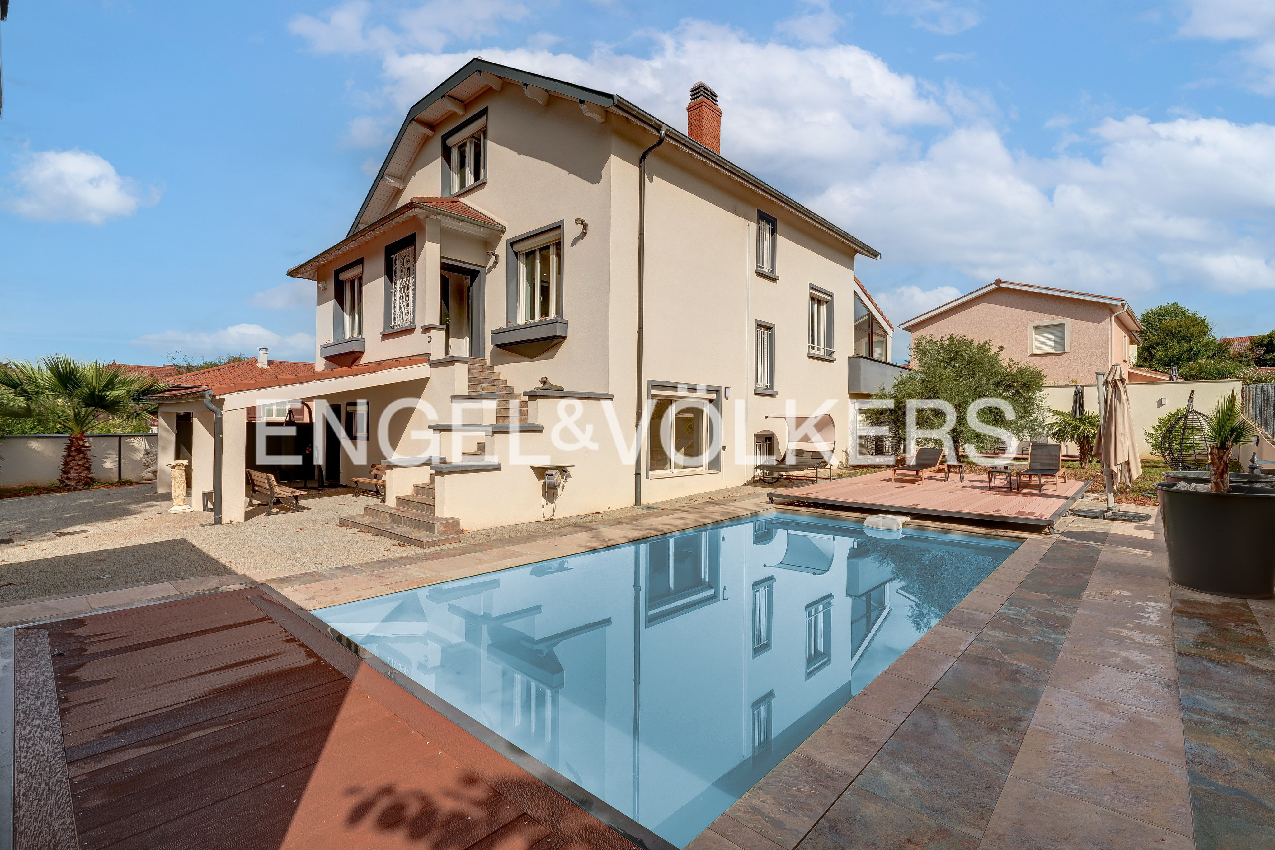Modern house southeast of Lyon, with pool and pool house