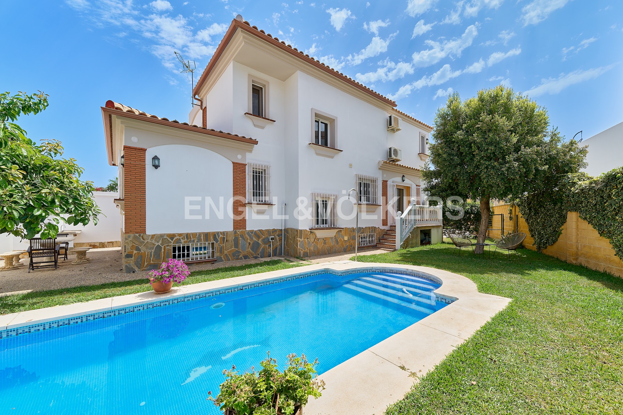 5-bedroom detached house with an independent apartment in Torrequebrada