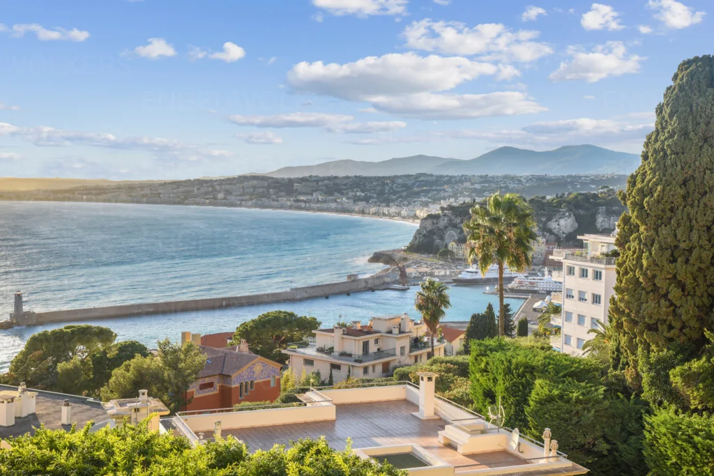 Appartement d’exception avec vue sur le port de Nice, dans villa Belle Epoque