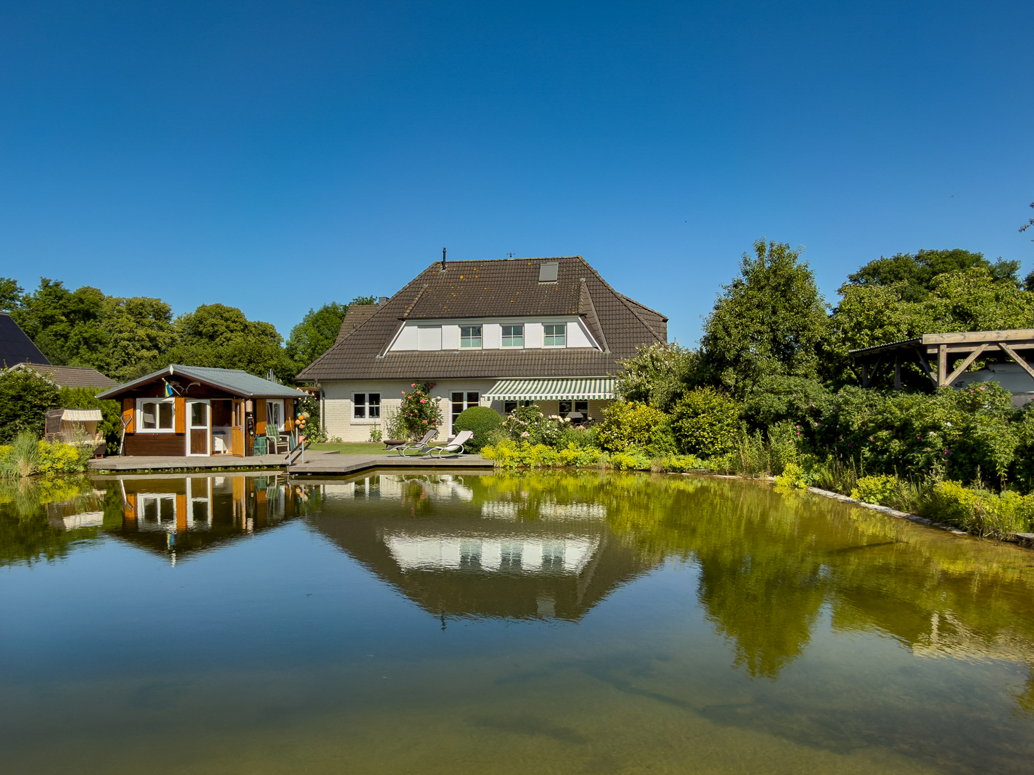 Großzügiges Einfamilienhaus mit Schwimmteich, Sauna und besonderem Wohnambiente