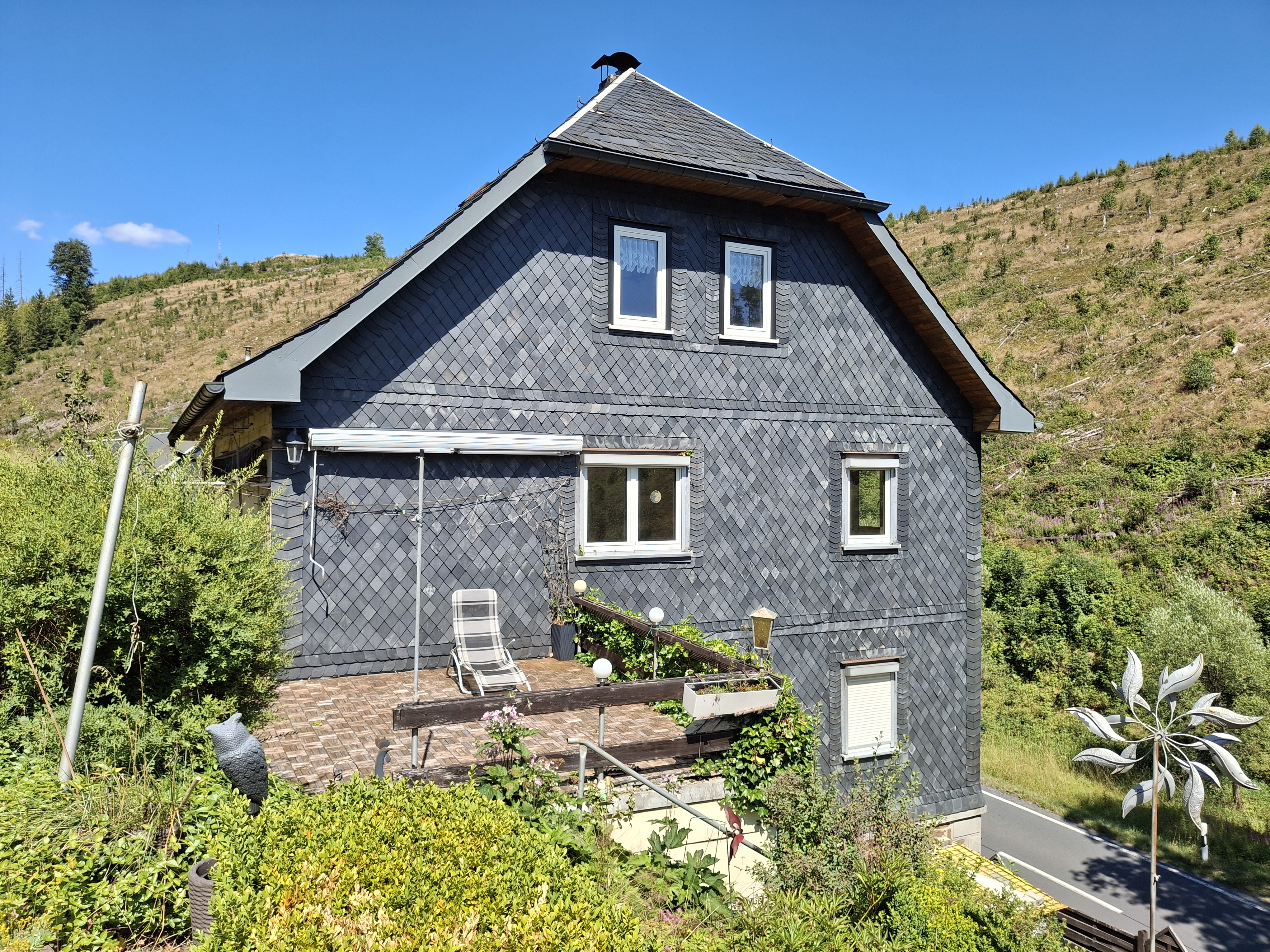 Großzügiges Familienhaus inkl. Nebengebäude, Garage und Terrassengarten