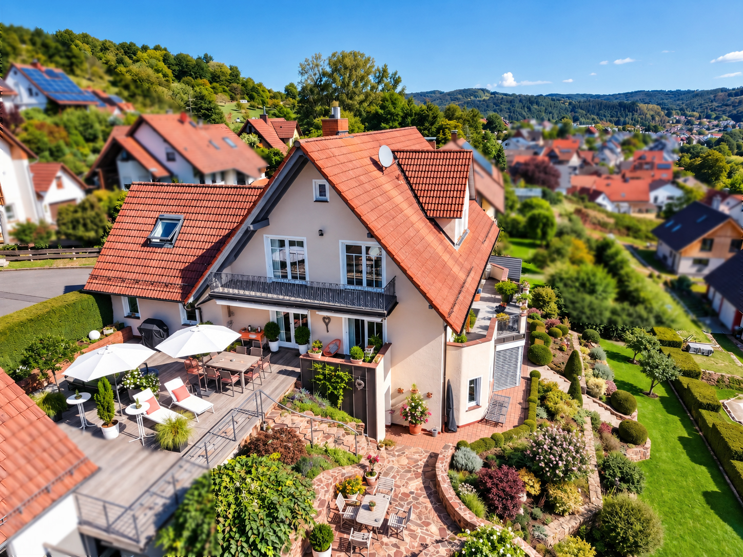 Natur. Weitblick. Einzugsbereit. – Elegantes EFH mit ELW in Traumlage!