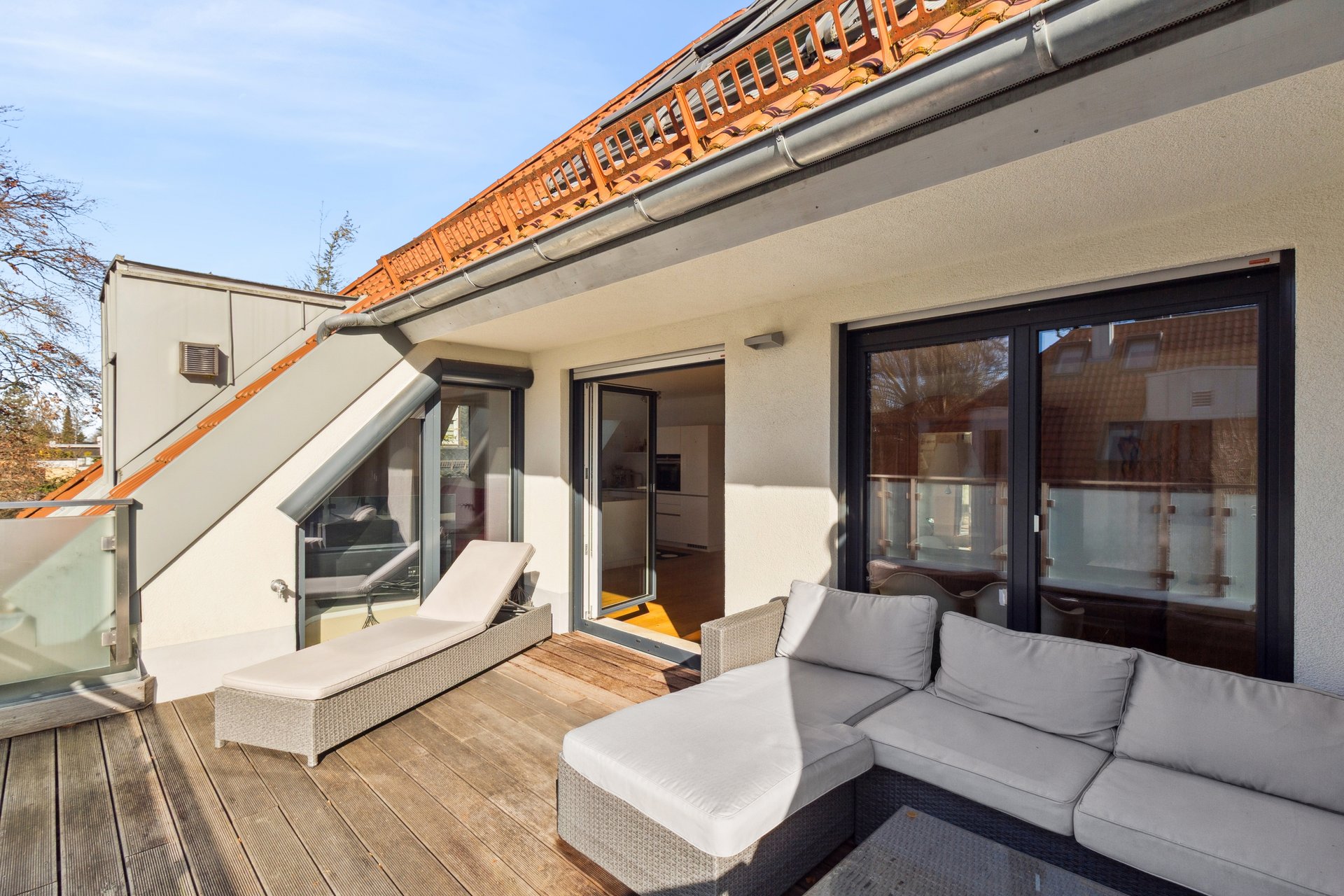 High-end furnished: bright 3-room apartment with rooftop terrace