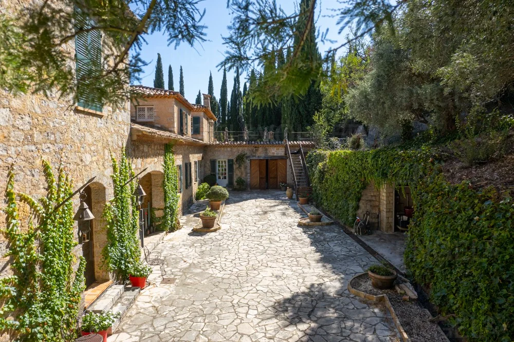 An exceptional estate, with panoramic views, on the heights of Seillans