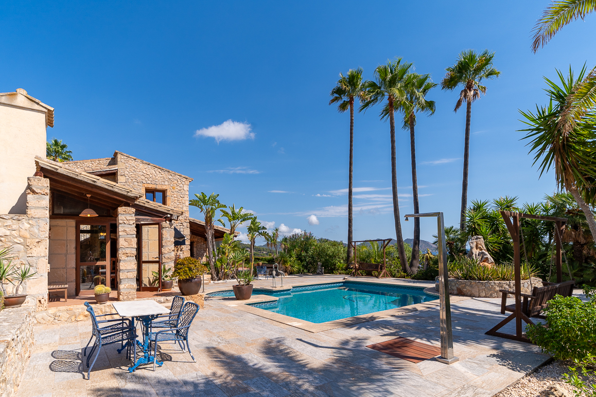 Natural-stone country property with panoramic sea views in Son Servera