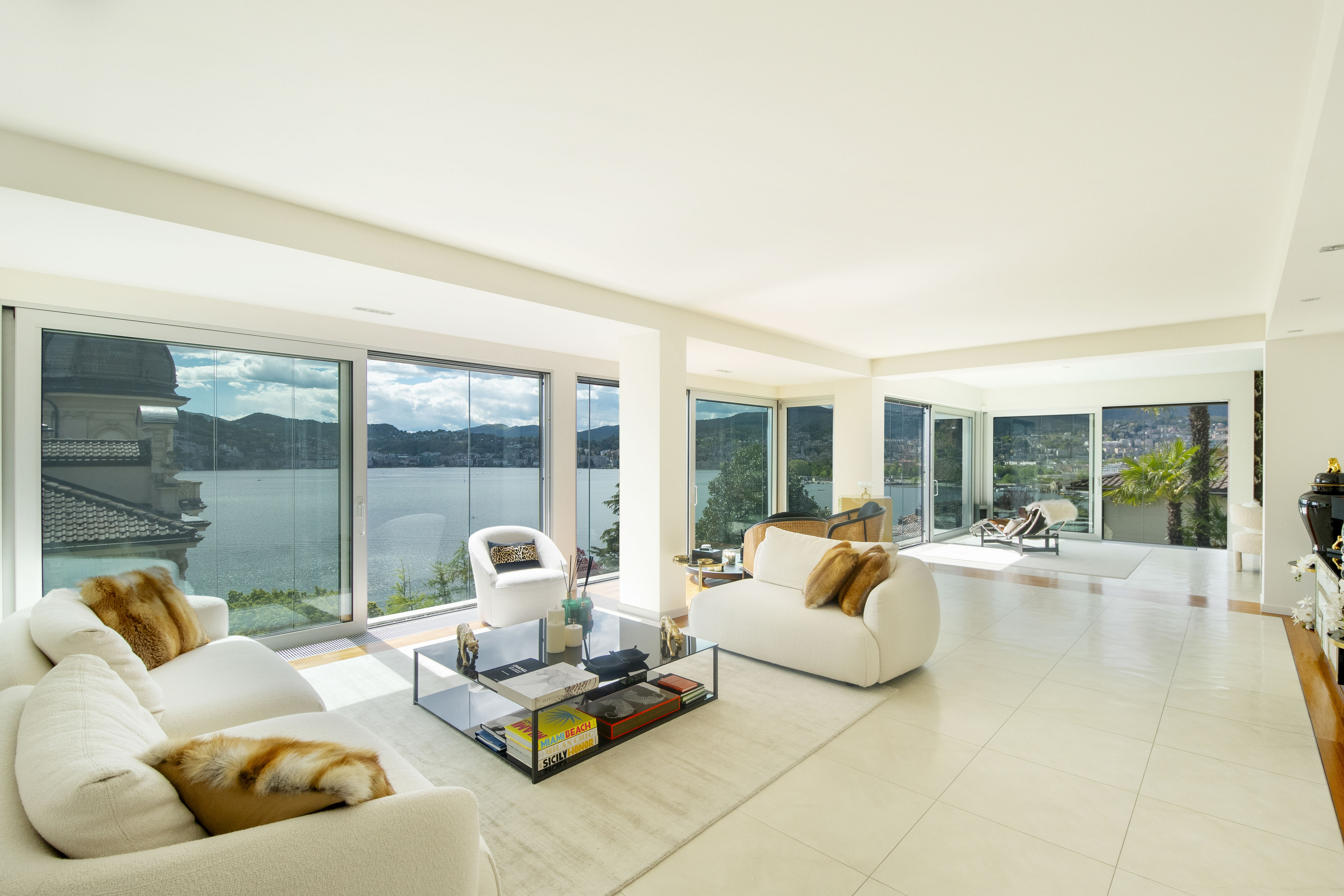 Prestigious penthouse with lake view