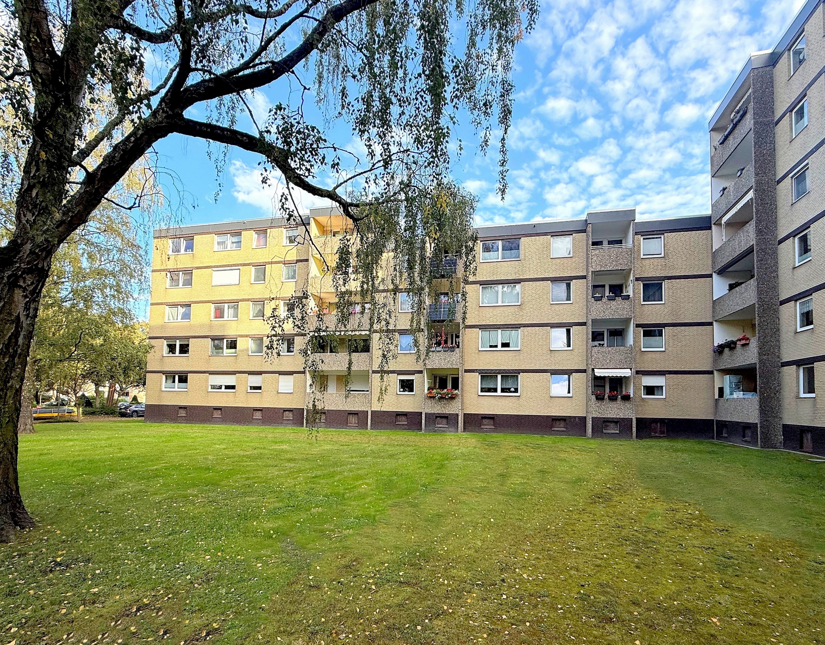 Großzügiges Wohnen am Adalbertplatz: 6-Zimmer-Wohnung mit Balkon