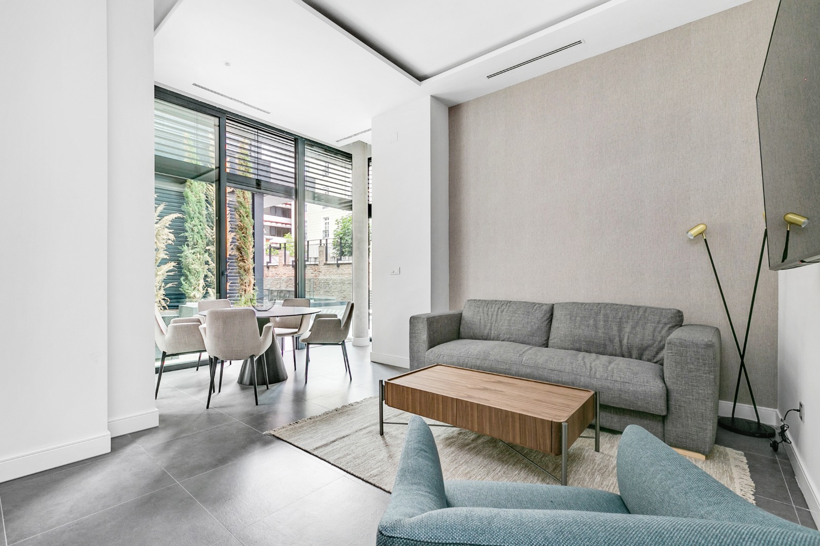 Luxury home for short-term rent, utilities included, with large terrace