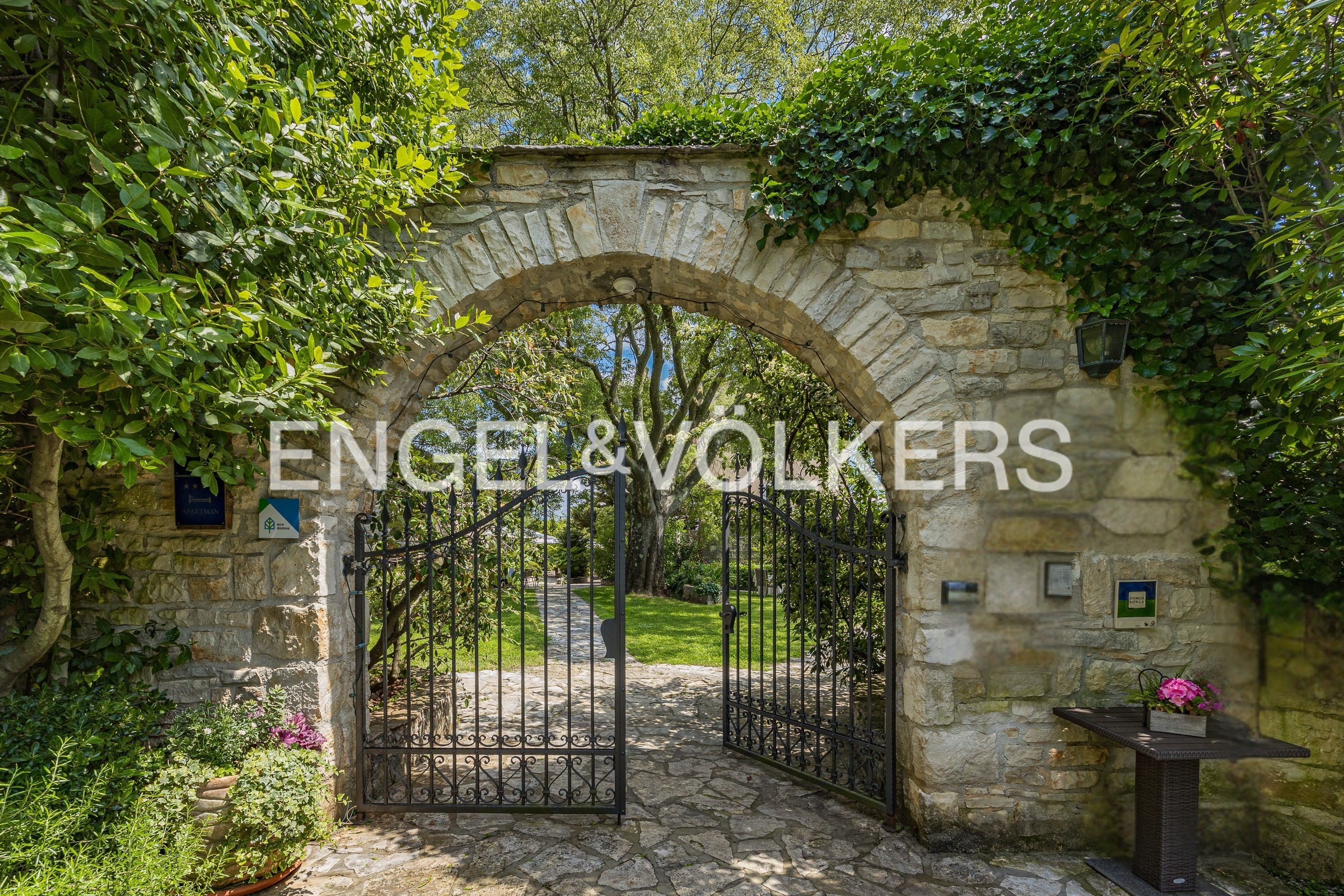 Unique Boutique Bed & Breakfast: Historic charm and Mediterranean tranquility