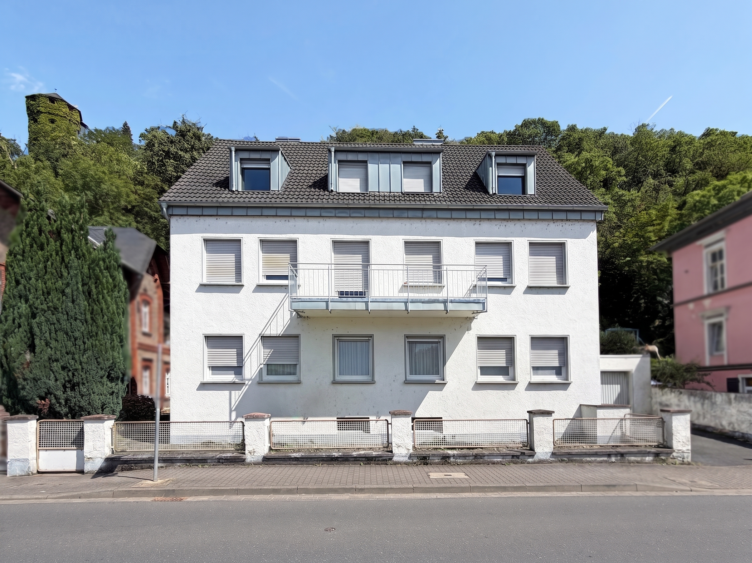 Attraktives Mehrfamilienhaus mit drei Wohnungen als Kapitalanlage