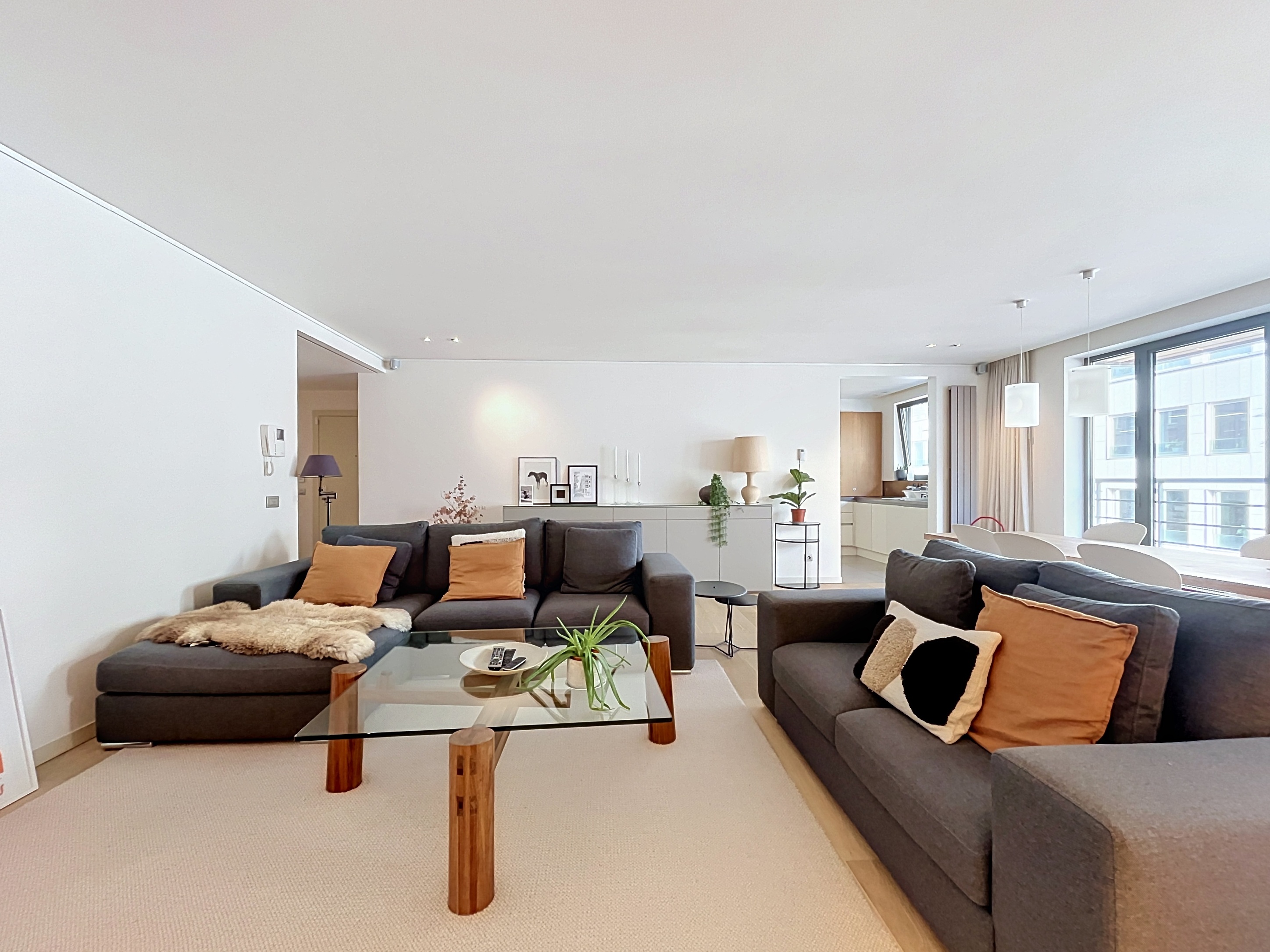 Elegant furnished 2-bedroom apartment with a large terrace and shared garden
