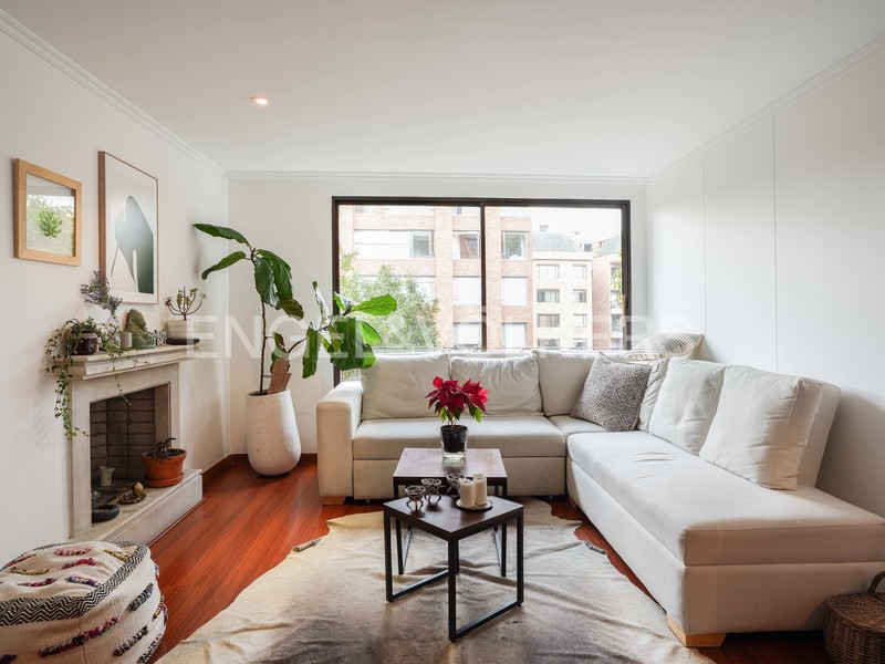 Amplio apartamento con balcón para arriendo en Rosales
