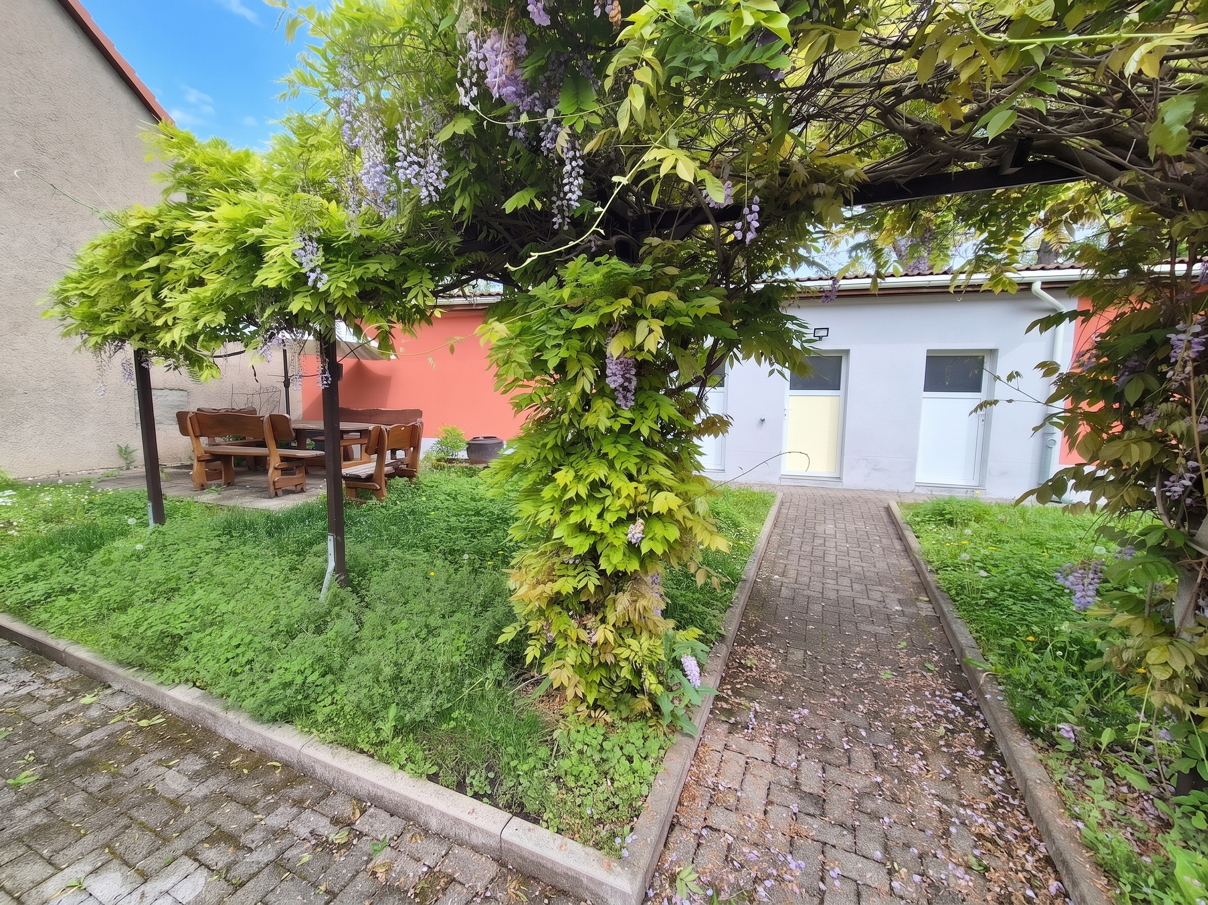3-Zimmer-Erdgeschosswohnung mit großer Terrasse und Stellplatz