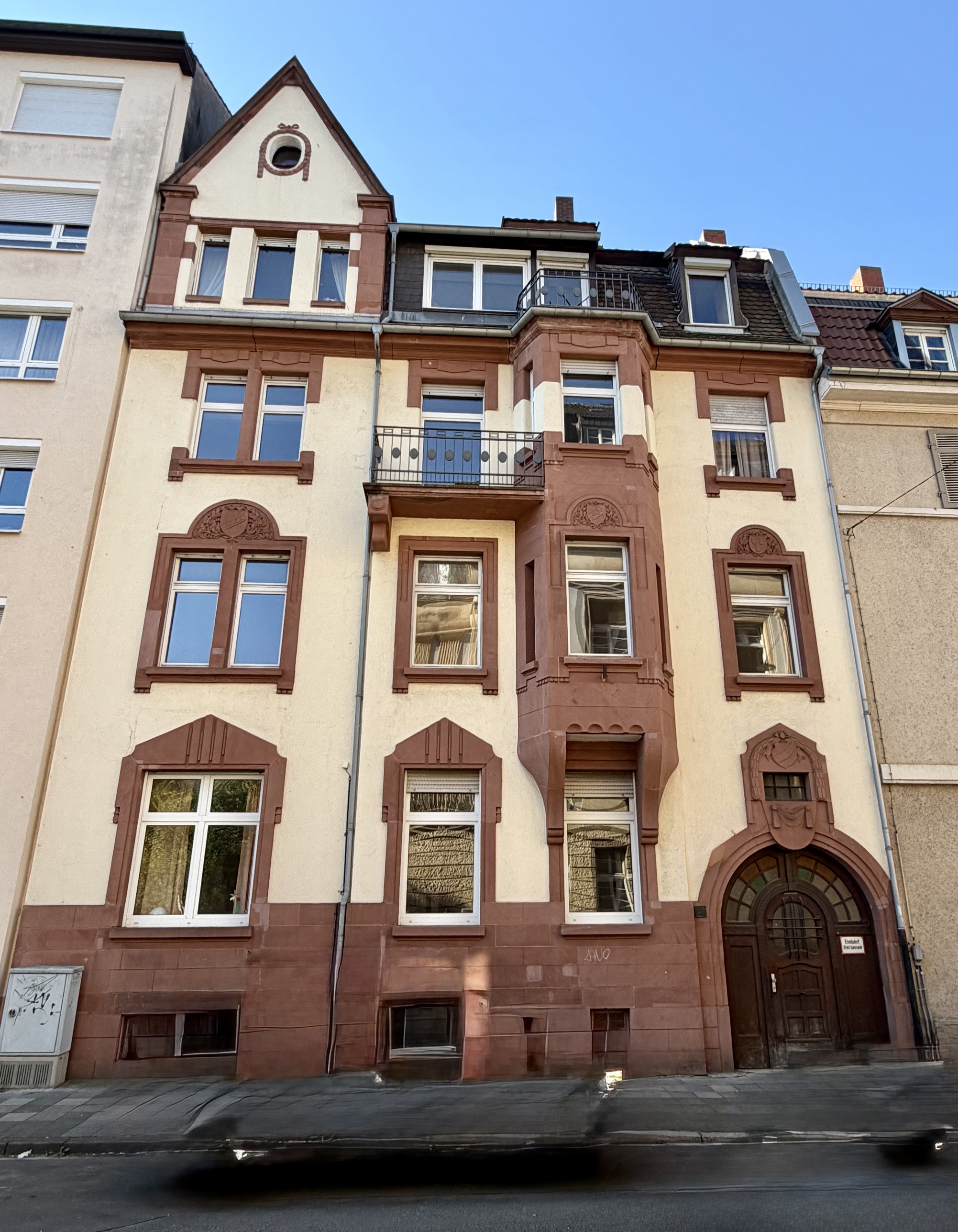 Altbauklassiker mit Charme: Großzügige 4,5 Etagenwohnung mit Balkon in LU-Süd!