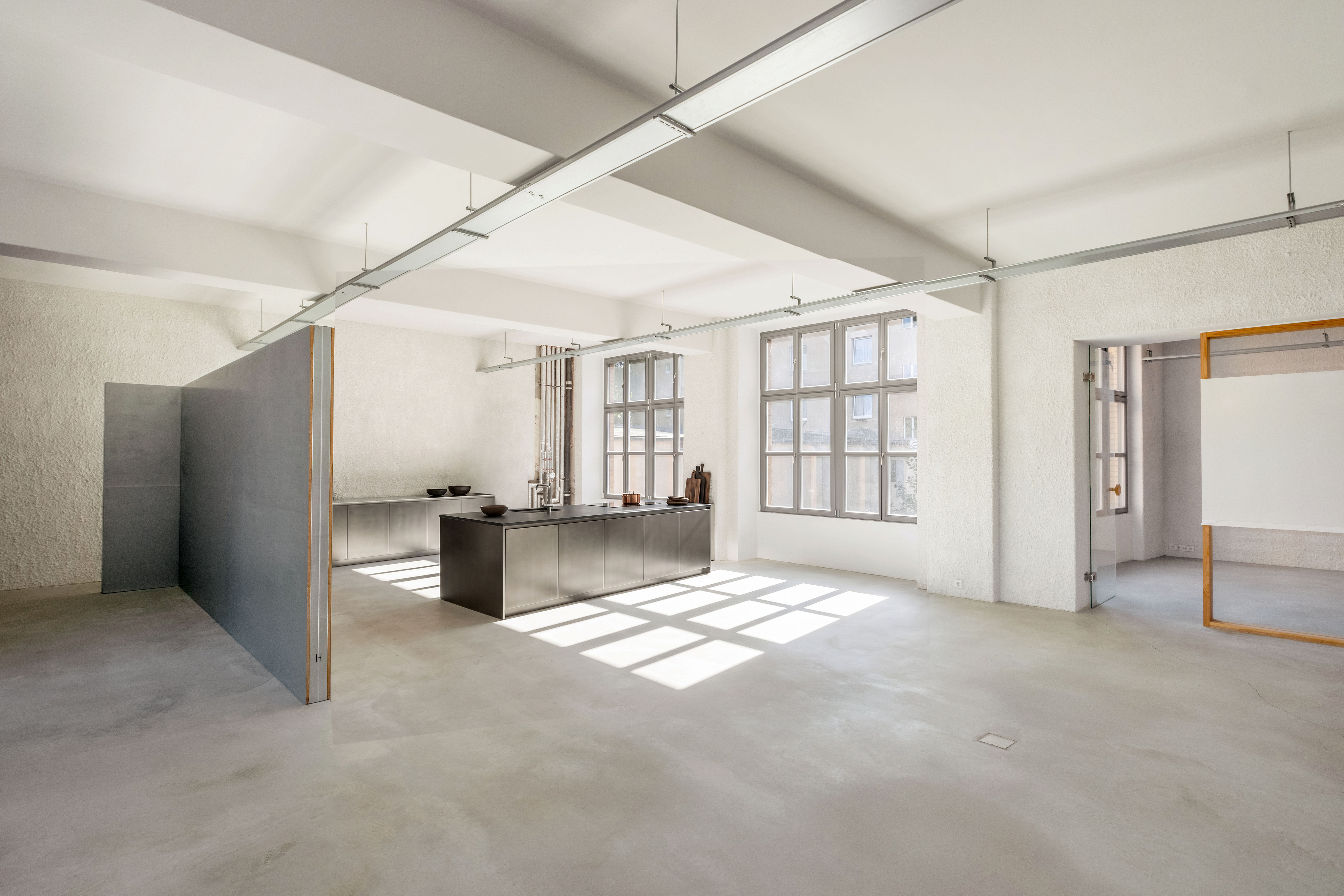 Architektenloft in einer Kreuzberger Fabrik nahe dem Paul-Lincke-Ufer [AI-modified]