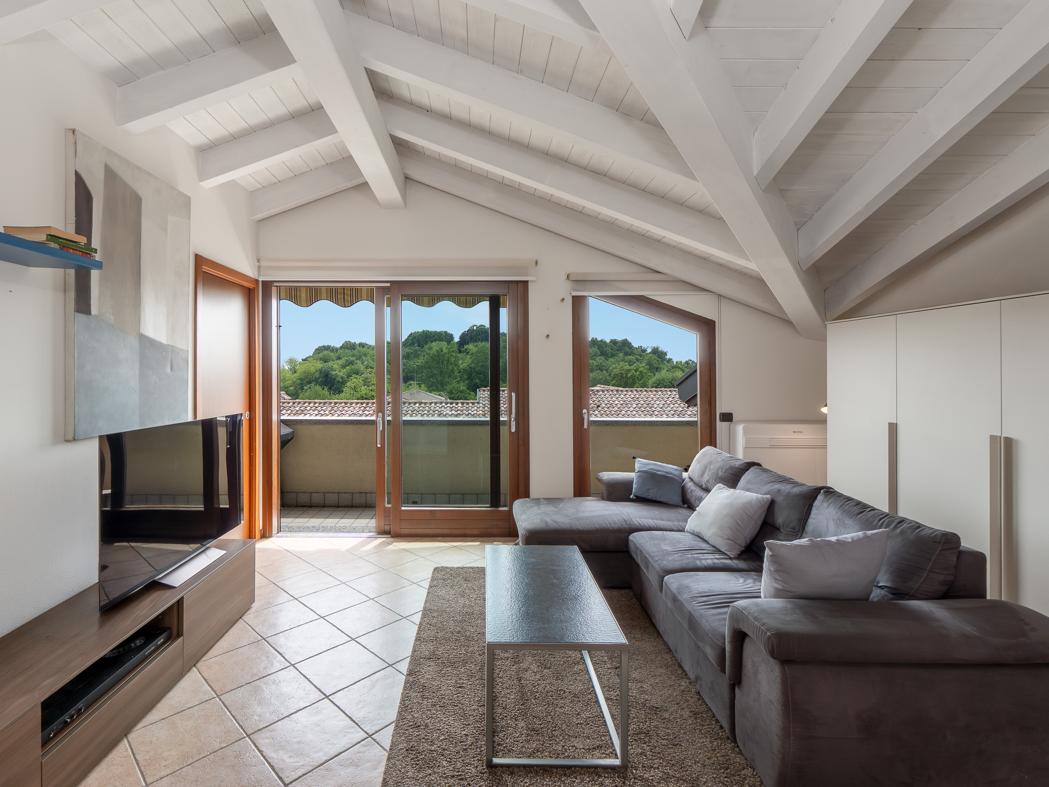 Top-floor apartment with panoramic views in the green heart of Montesolaro