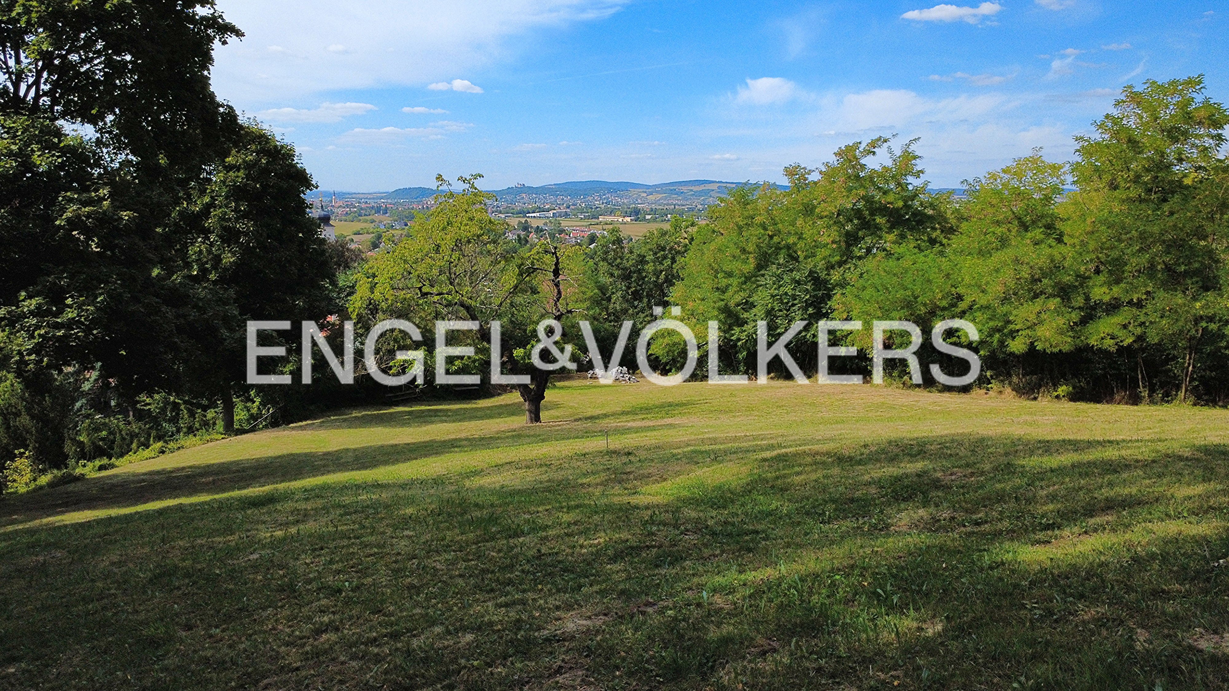 Attractive building plot in Bisamberg – approved project and panoramic view included!
