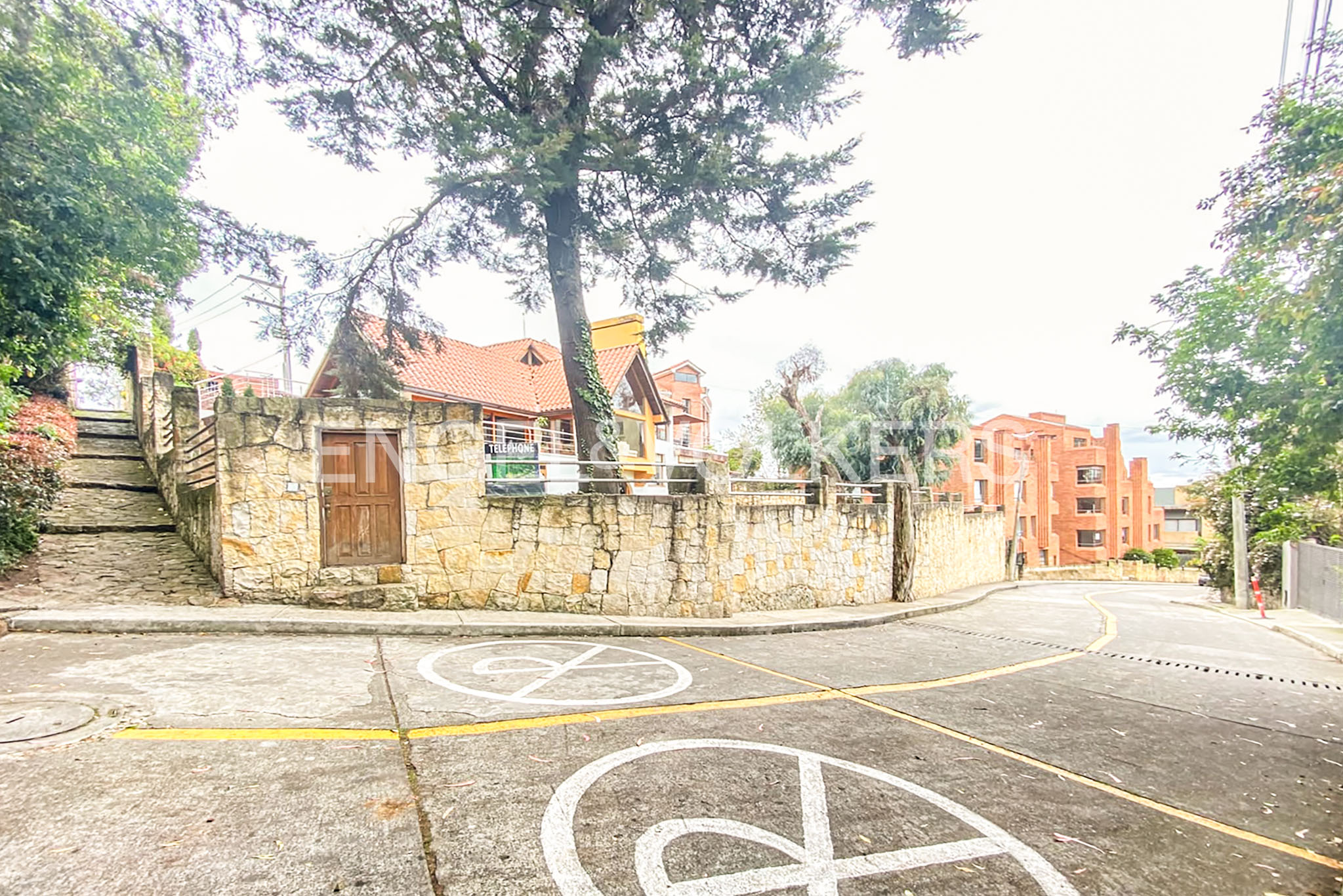Vendo lote de 932m2 en Bosque de Pinos