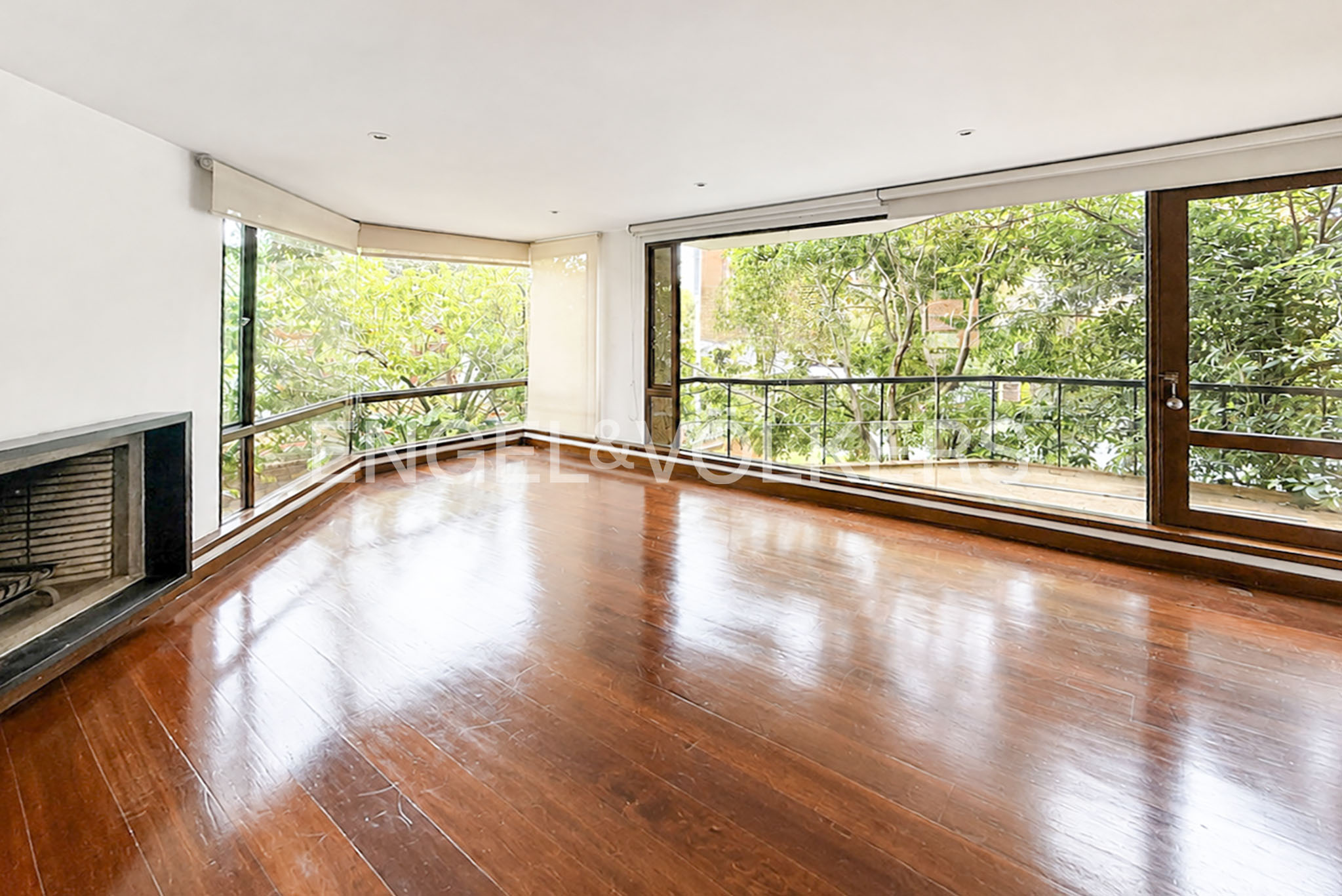Apartamento con amplio balcón y vista verde para venta en el Nogal