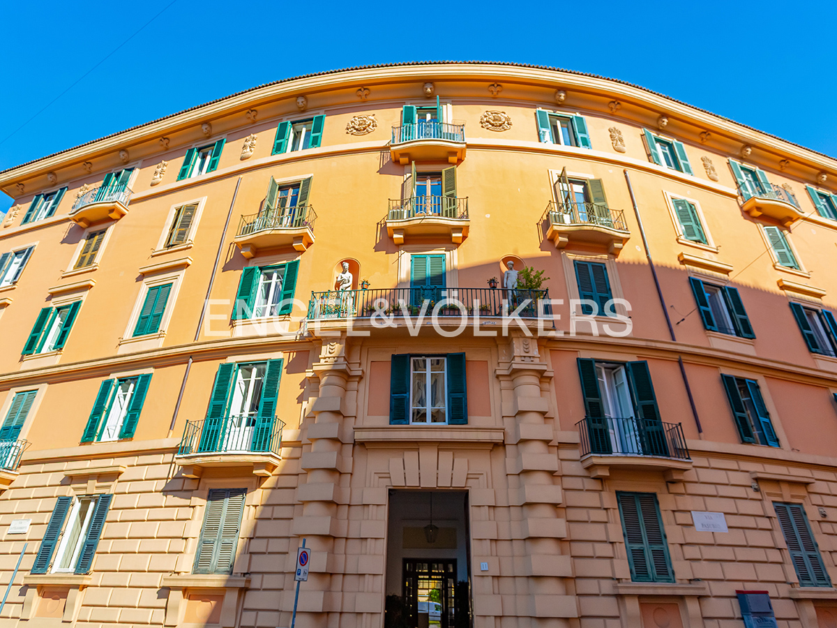 Elegant renovated attic apartment in the Prati district