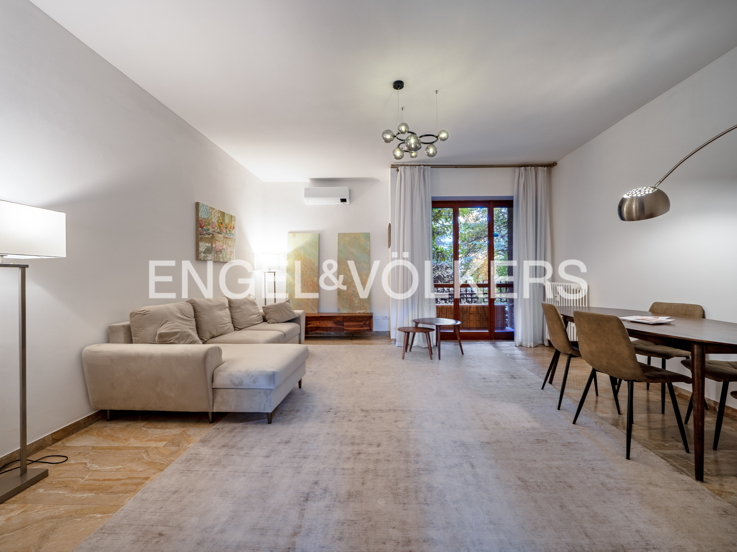 Bright three-room apartment near Fondazione Prada