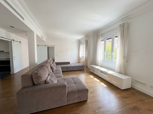 Exclusive remodeled apartment beside El Retiro Park: a home with spacious rooms, luxurious finishes, and abundant natural light