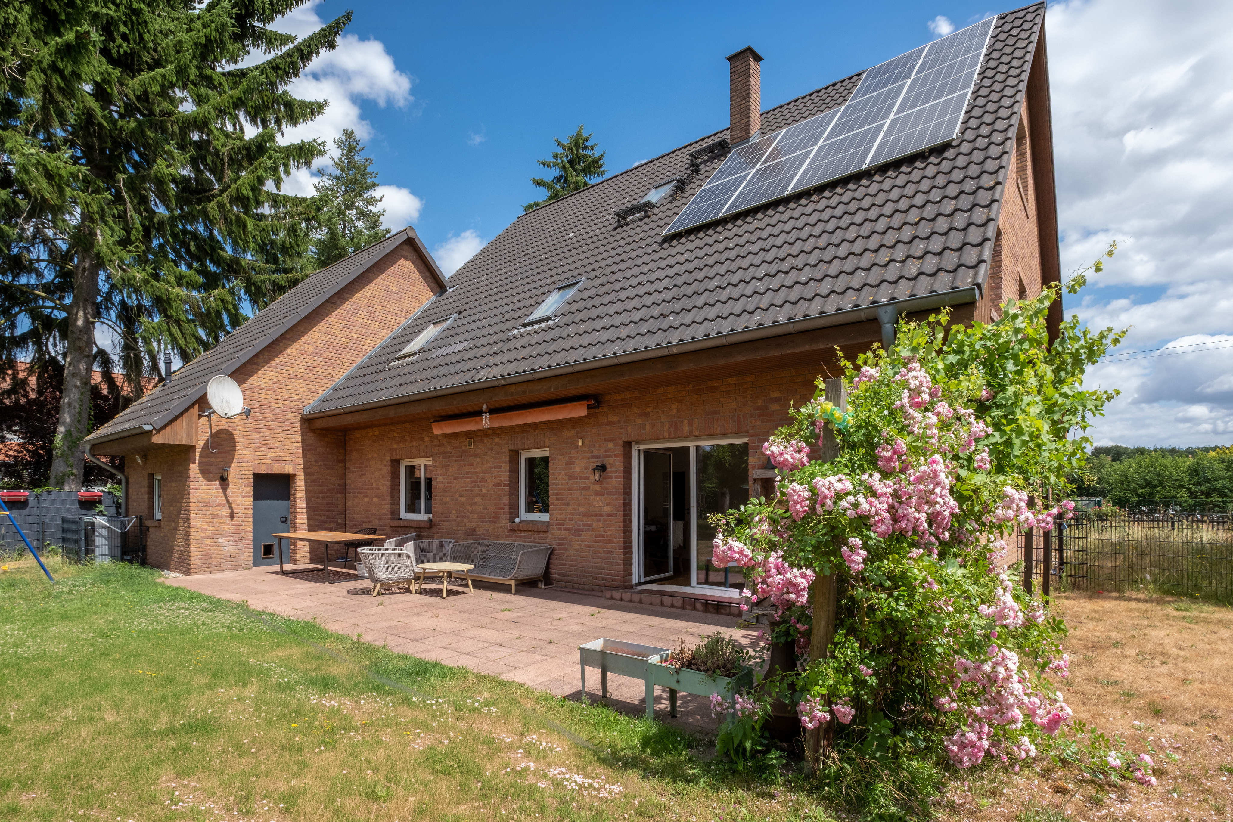 Family idyll in Falkensee: spacious house with unobstructed view of the nature reserve