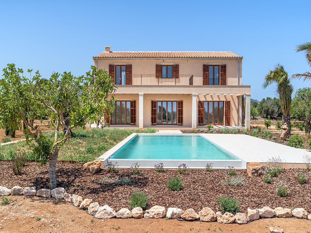 Elegant finca with spacious garden and panoramic views