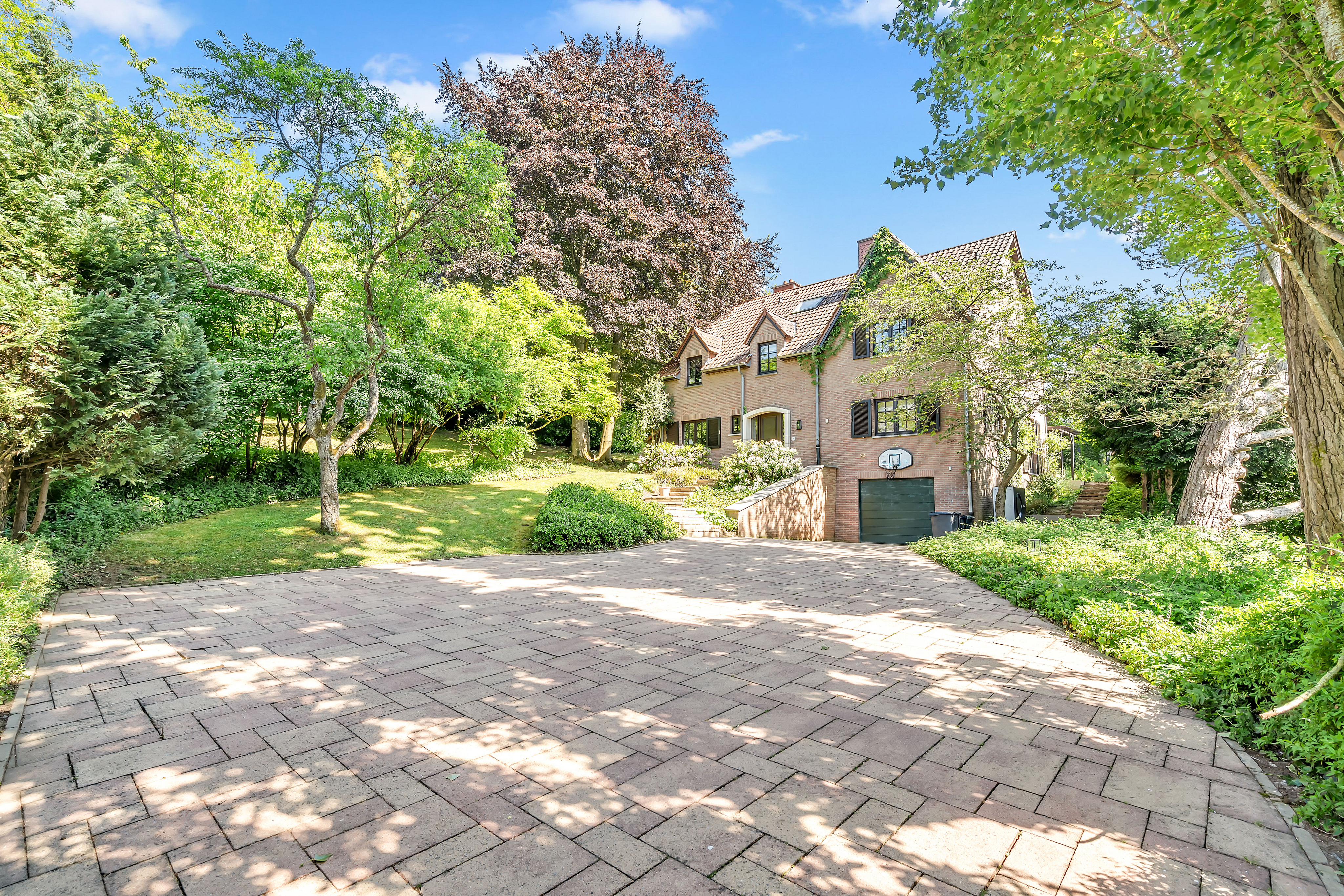 Privacy and elegance – Family home with large tree-filled garden