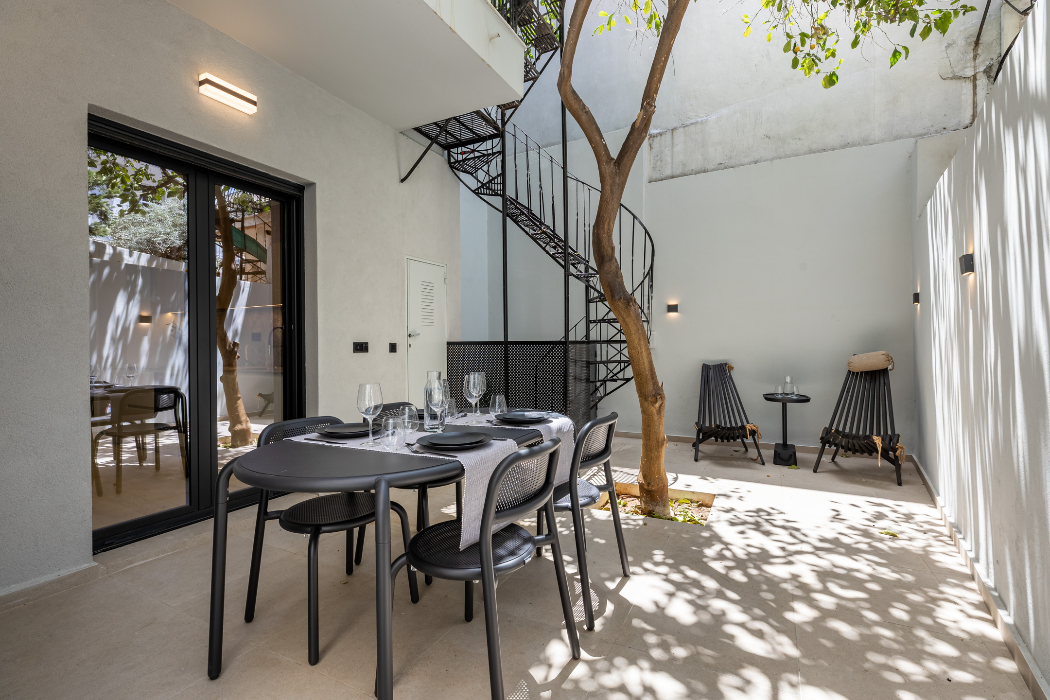 Ready to go renovated & furnished apartment in Mets