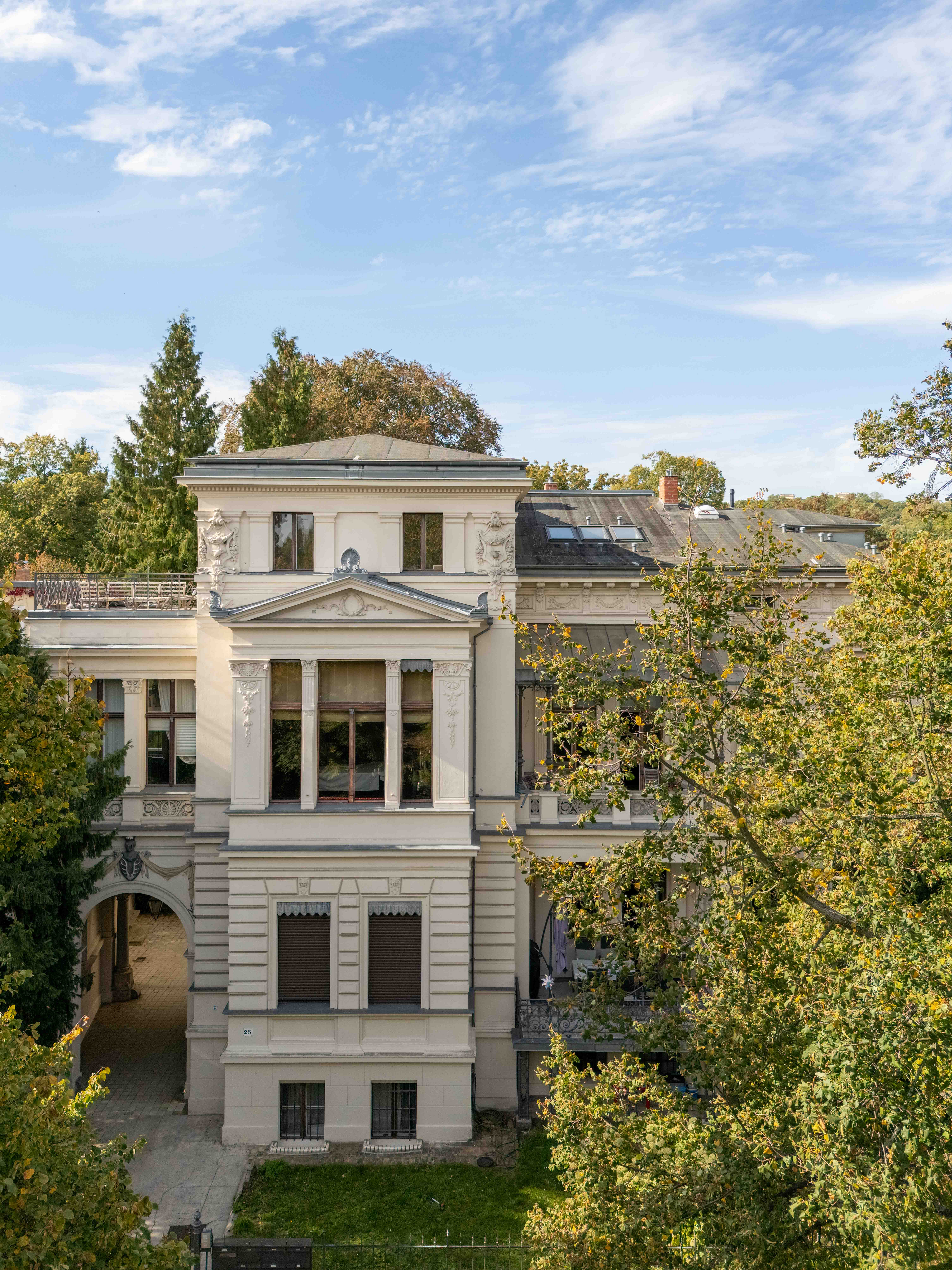 Befristet: Herrschaftliche Altbauwohnung in der Villa Mirbach, direkt am Neuen Garten