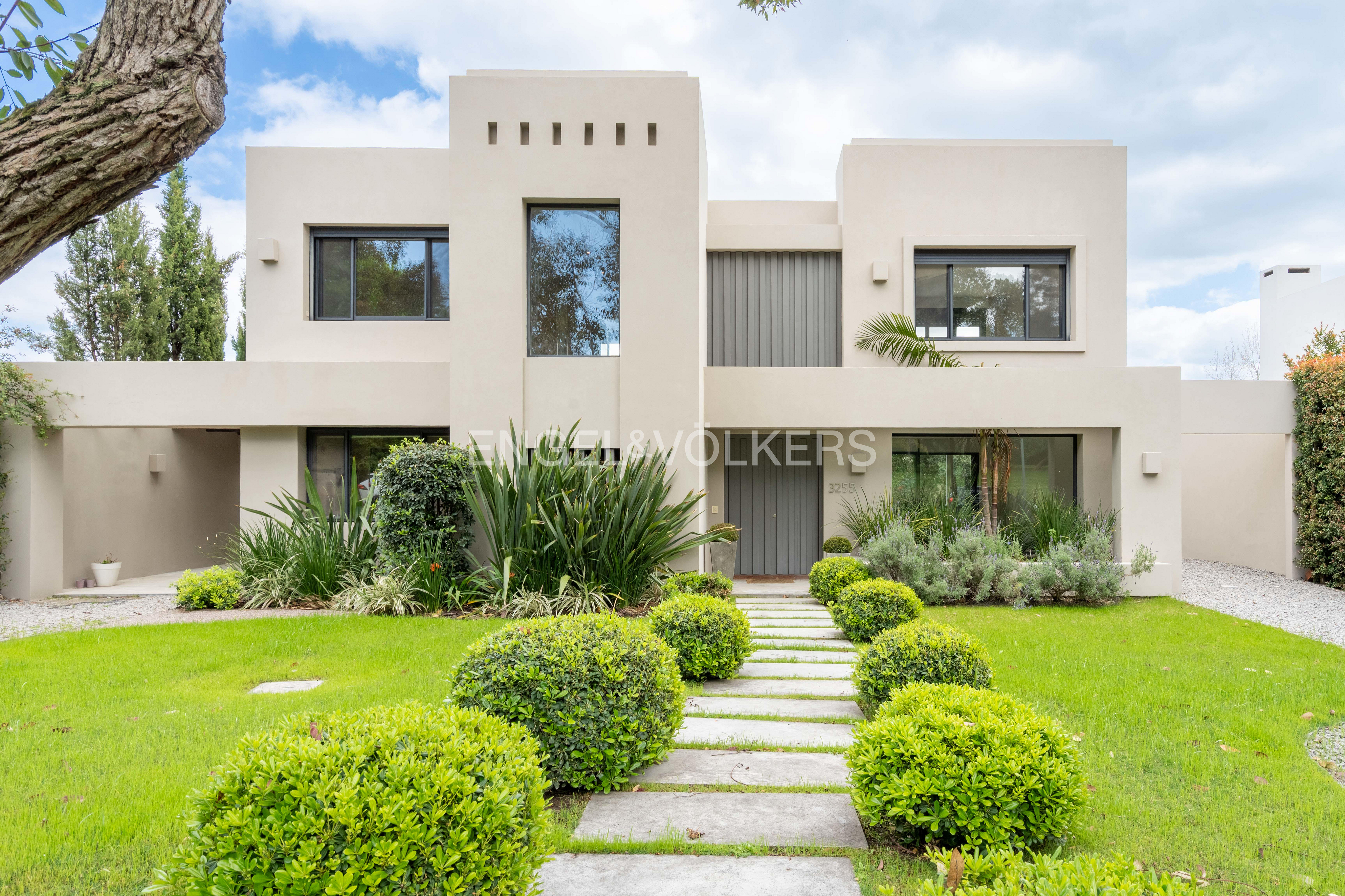 Rent: Modern, Exclusive House in San Nicolás, 3 bedrooms plus office/maid’s room, full amenities, and pool