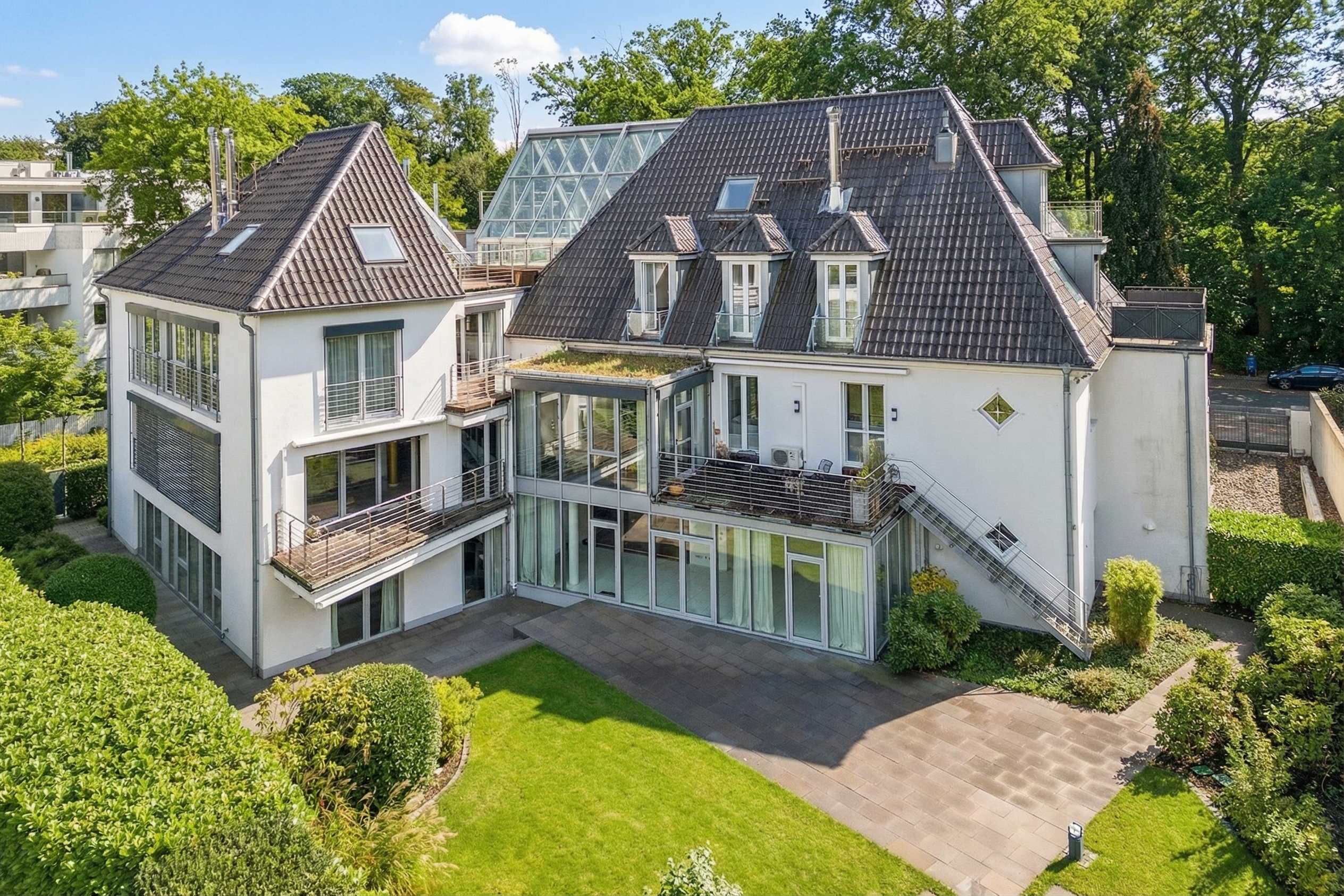 Large exclusive condo directly by the Stadtwald