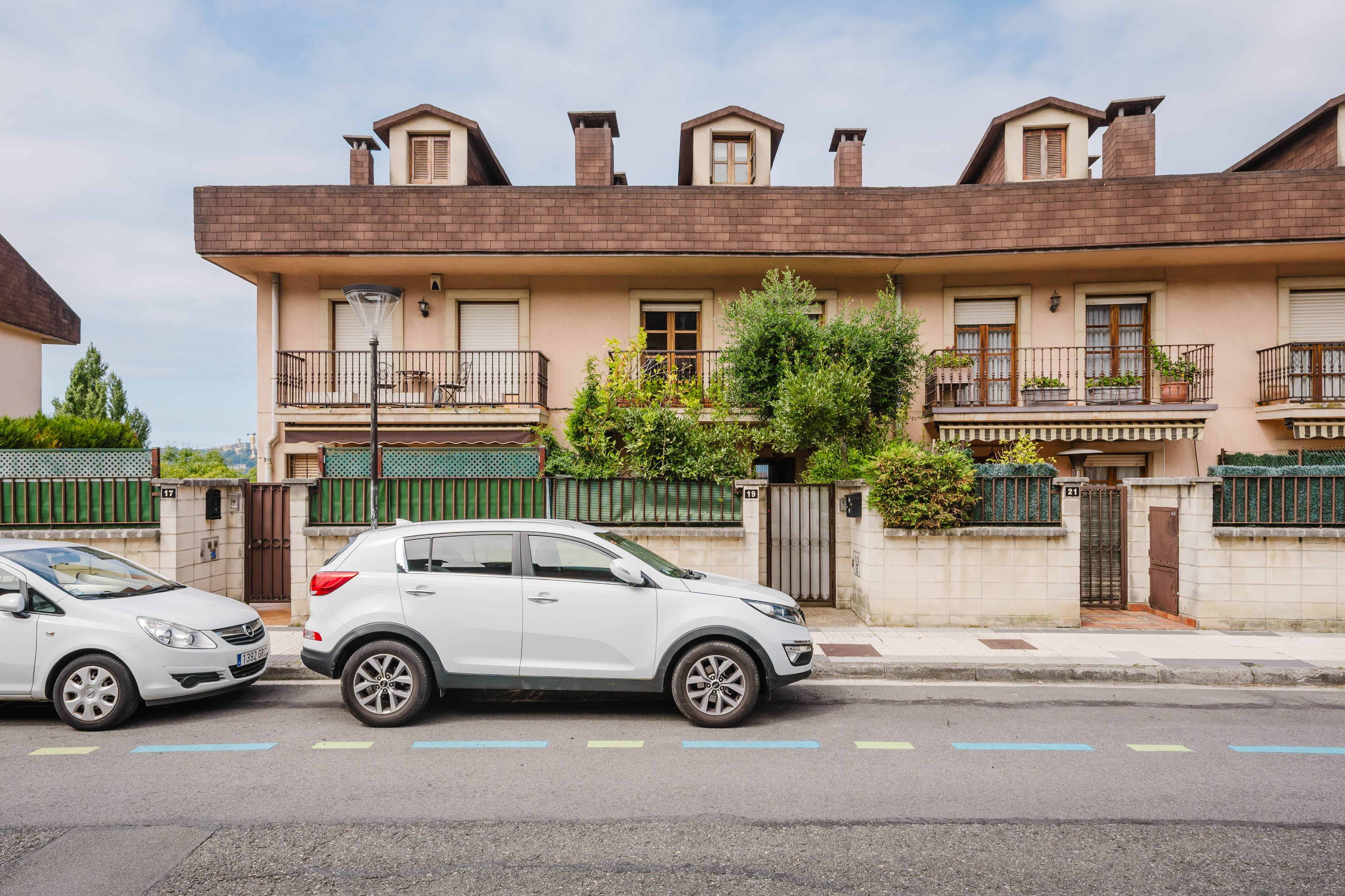 Luz, Vistas a Donostia y Jardín Privado: Tu Villa Adosada a un Paso del Centro