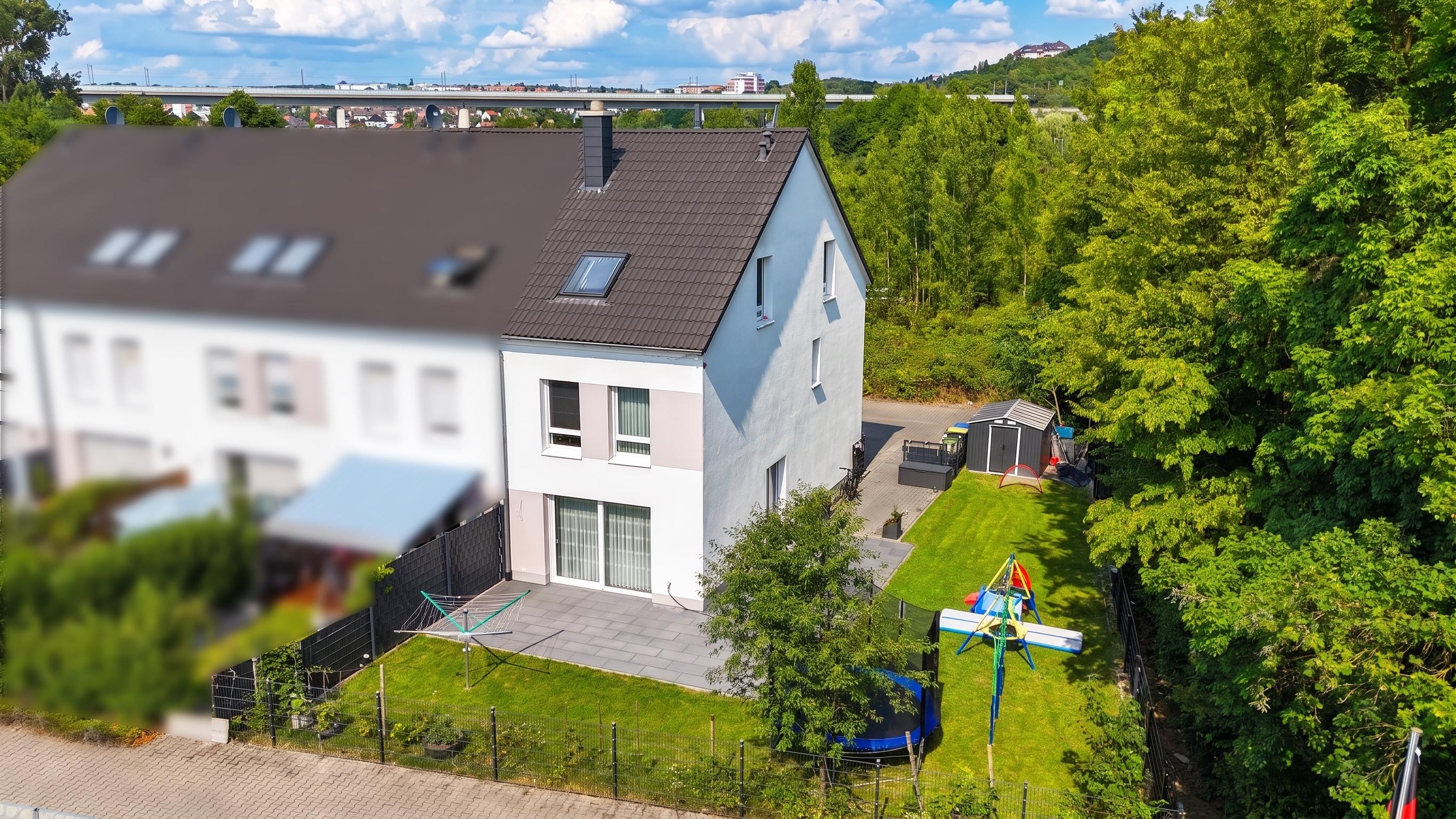 Familienglück trifft Stil & Nachhaltigkeit – Modernes KfW 55 REH in Zell am Main!