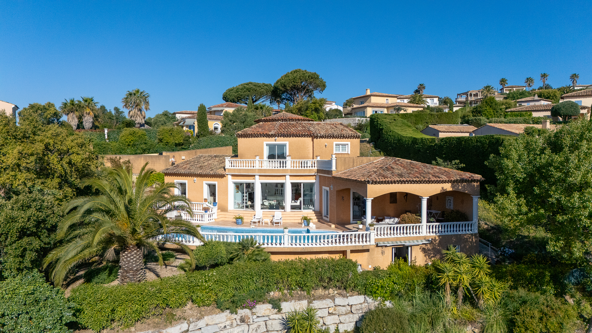 Villa d’architetto con vista su golf e mare in un dominio privato