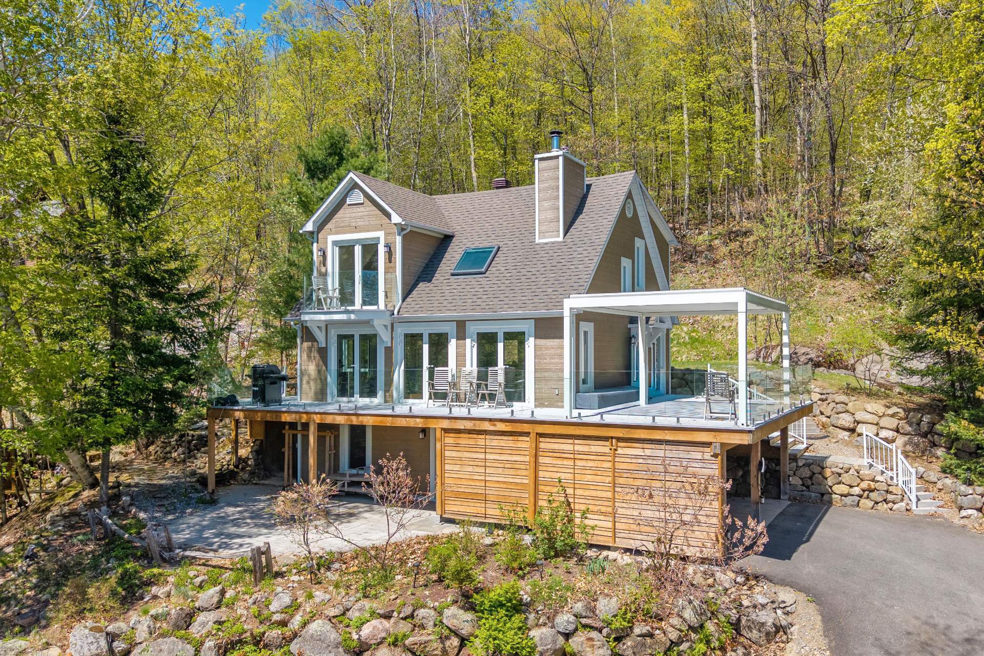 Featuring a fantastic view of Lac Mercier