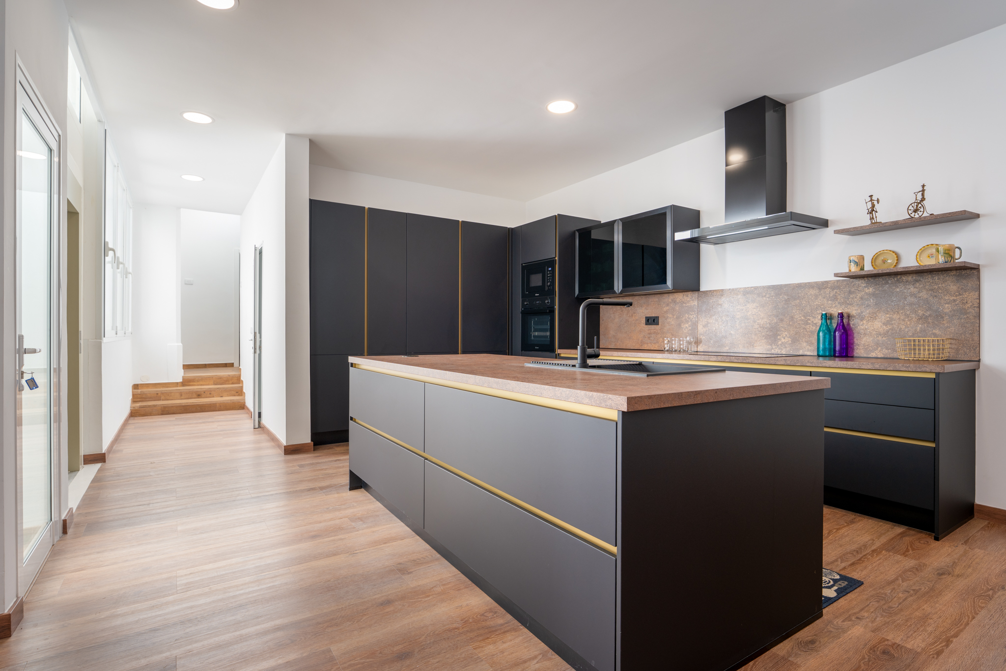 Modernity and Tradition in Vegueta: Exclusive Residence with Elevator