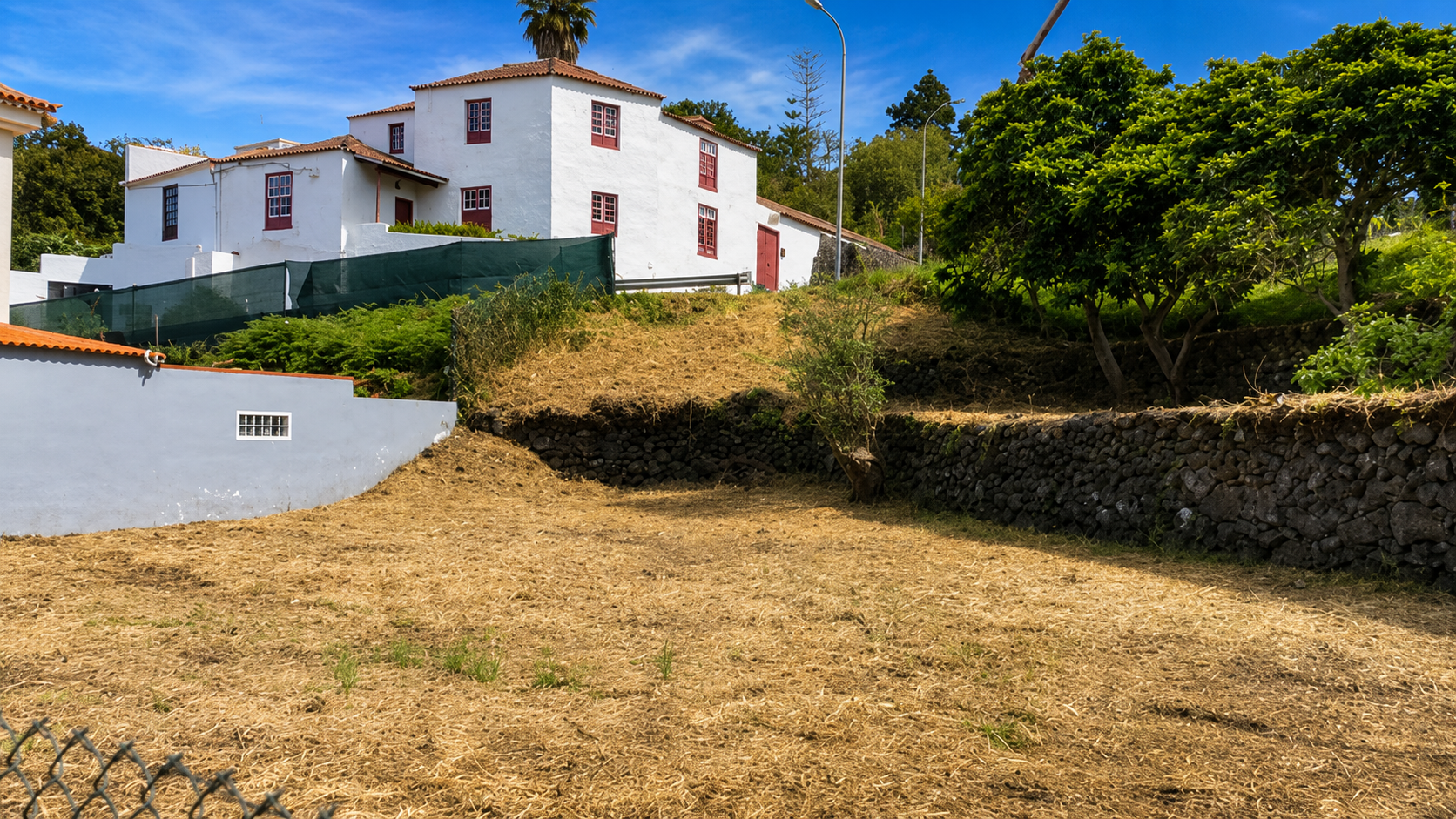 Municipal plot in El Tanque – 763 m² with dual access and 60% building coverage