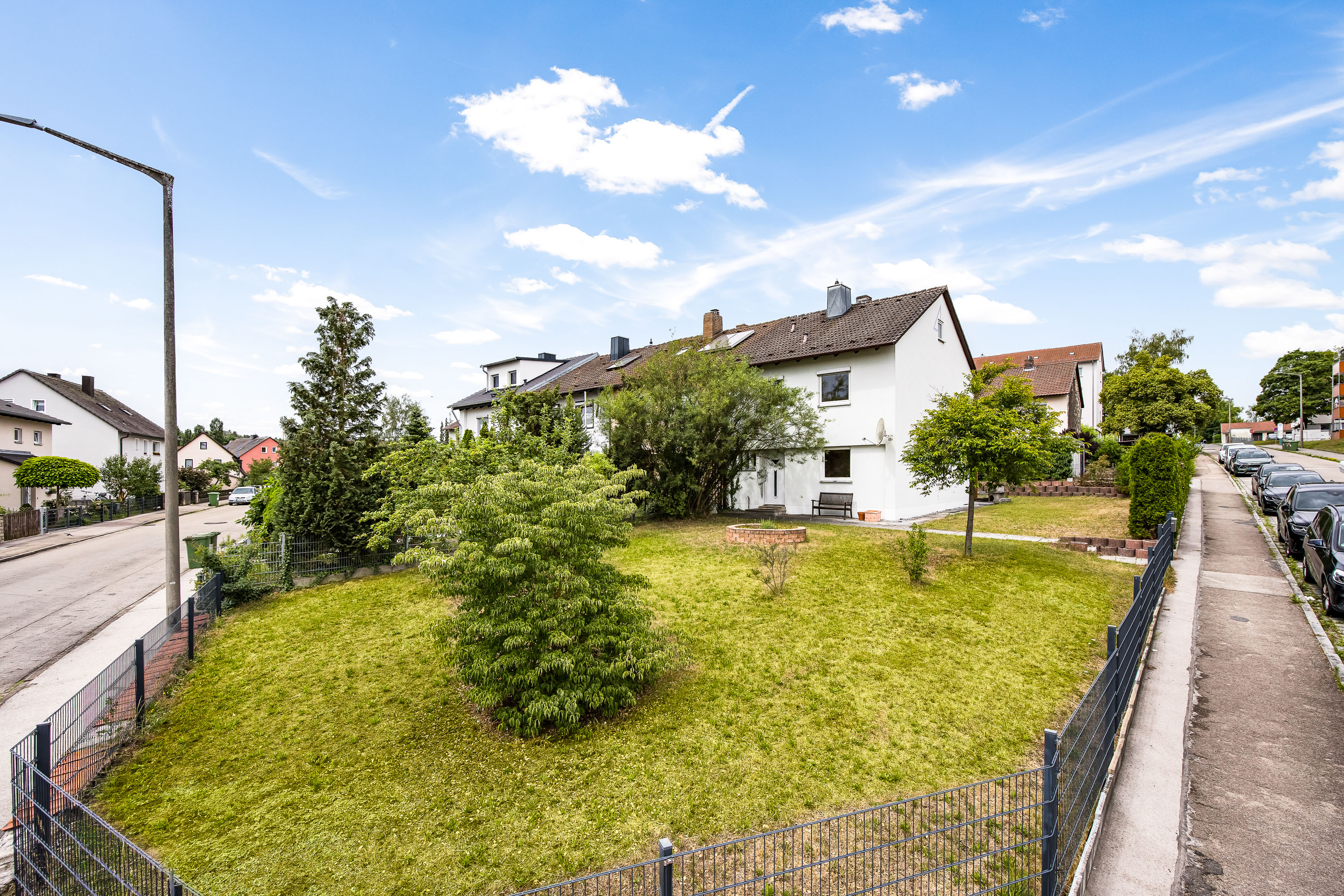 Gut geschnittenes Reiheneckhaus mit direktem Garagenzugang auf schönem Eckgrundstück in Roth