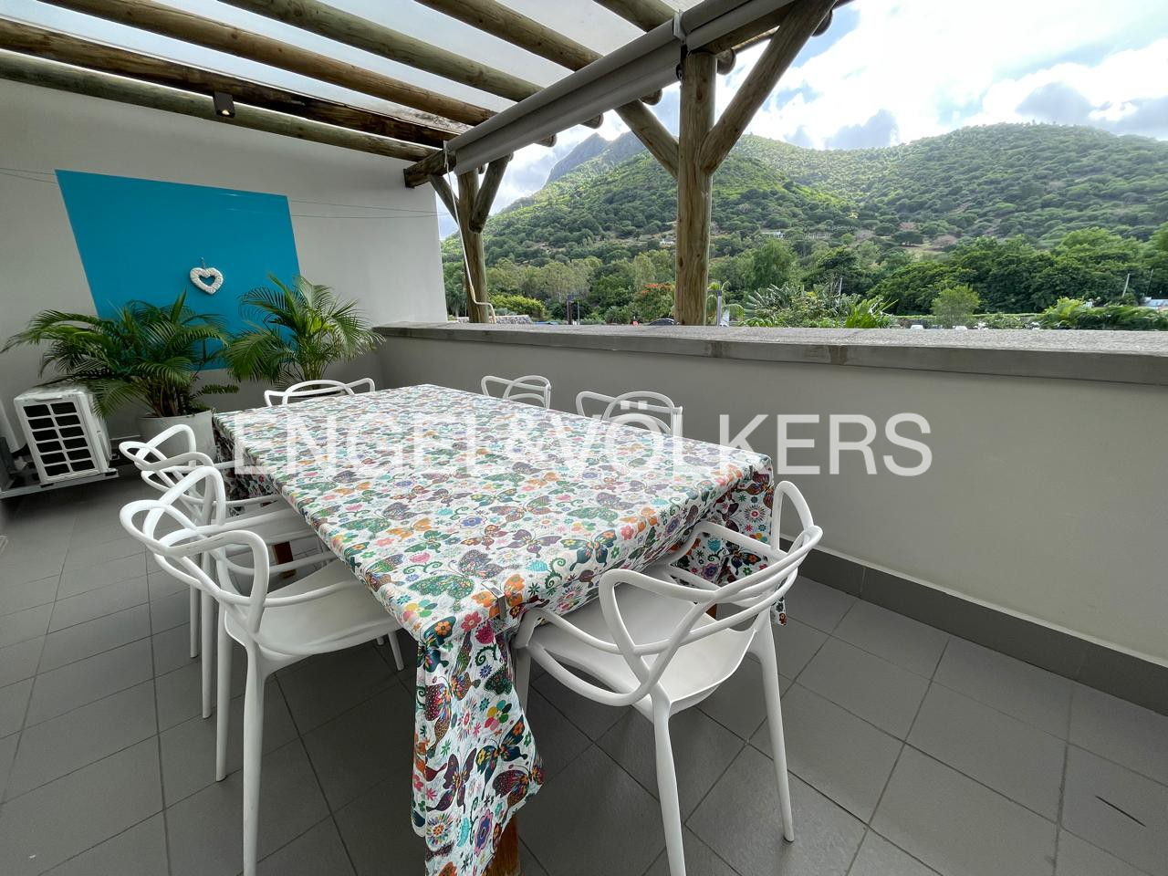 Stunning 2-Bedroom Apartment with views of the marina and mountains - Excellent Rental Investment