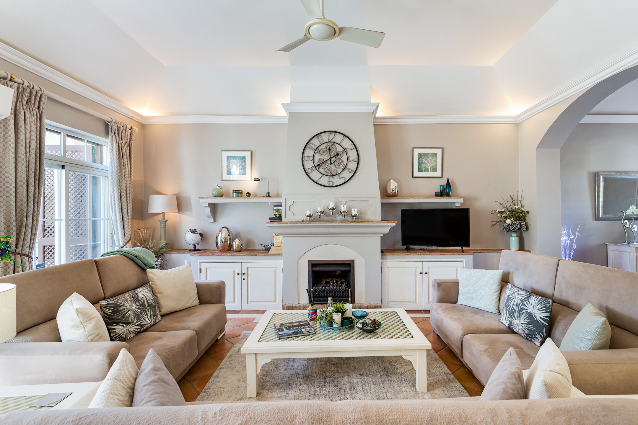 Beautifully Presented Two-Bedroom Apartment in Prestigious Pinheiros Altos Golf Club